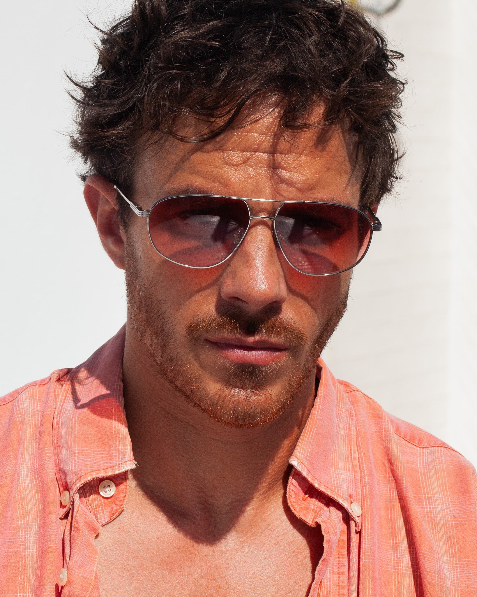 Homme portant les lunettes de soleil aviateur Franck Silver Le Petit Lunetier