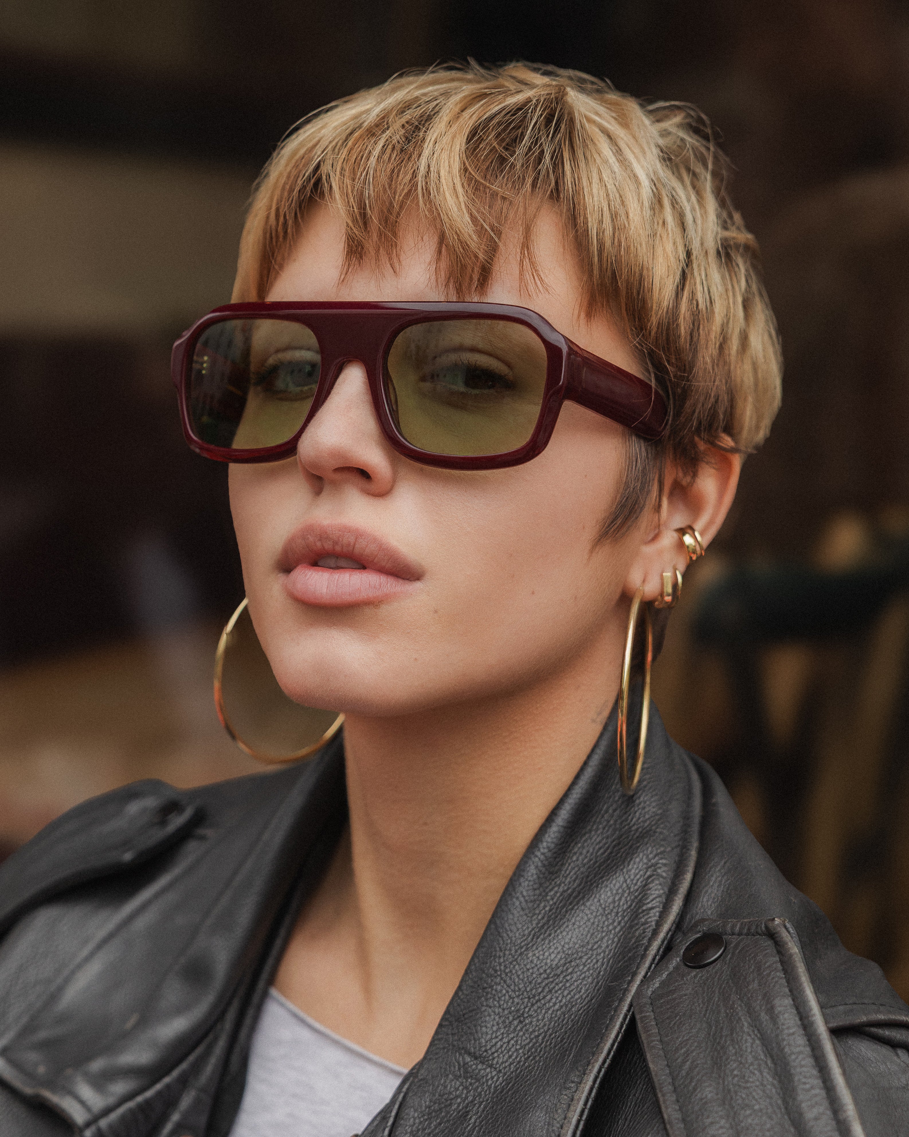 Lunettes de soleil Beaurivage Grenat — monture oversize, portées par une femme