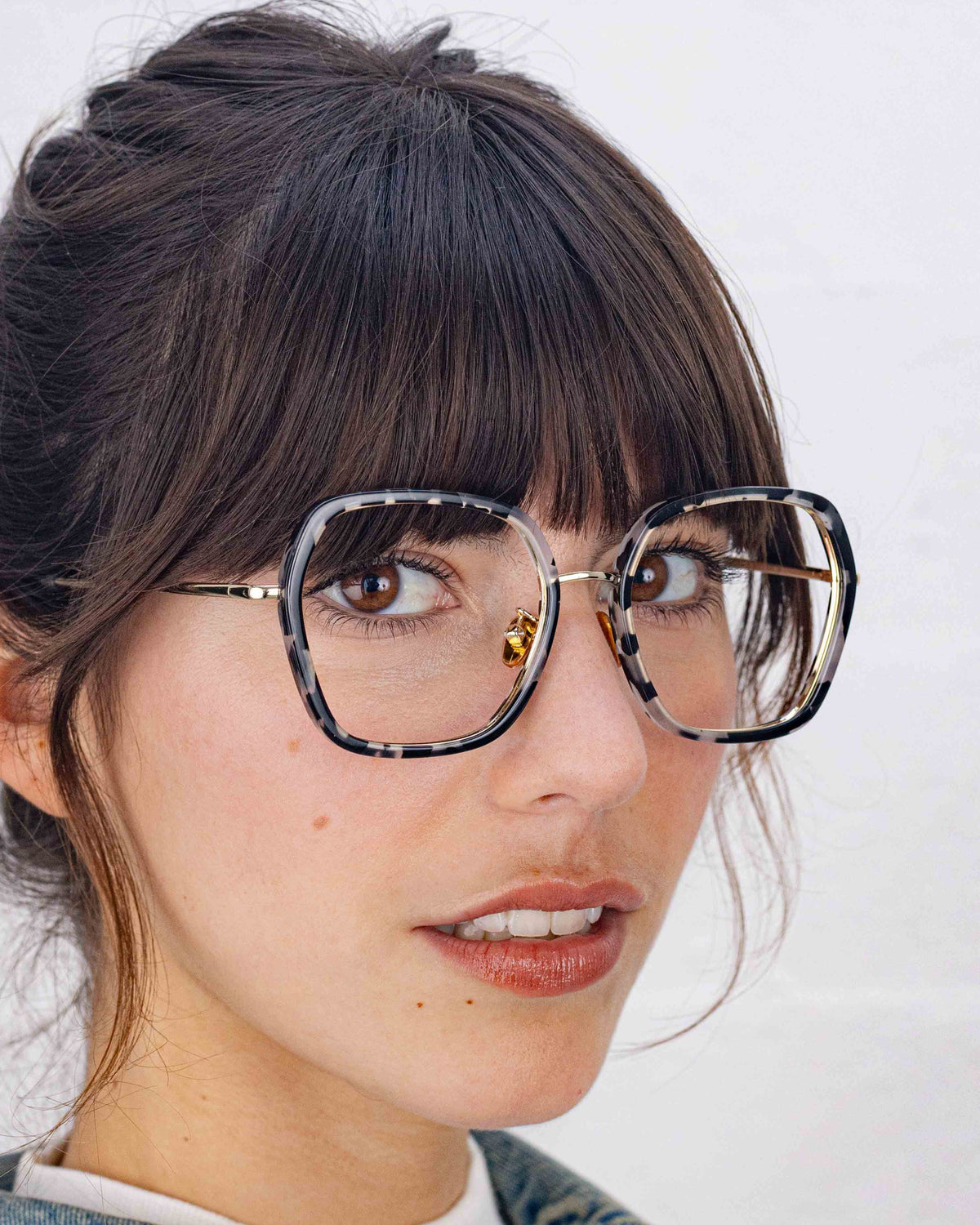 Lunettes de vue Nora.A Écaille Noir — monture oversize, portées par une femme