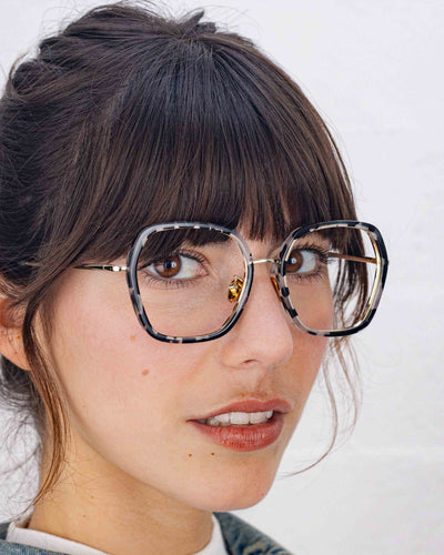 Lunettes de vue Nora.A Écaille Noir — monture oversize, portées par une femme