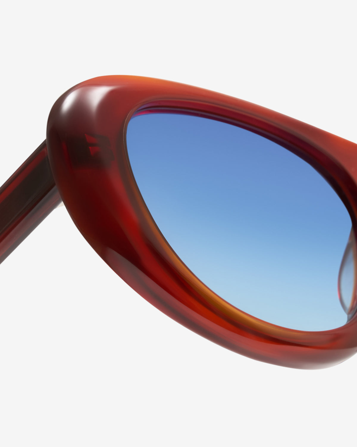 Lunettes de soleil Alicia Acajou — gros plan sur la charnière