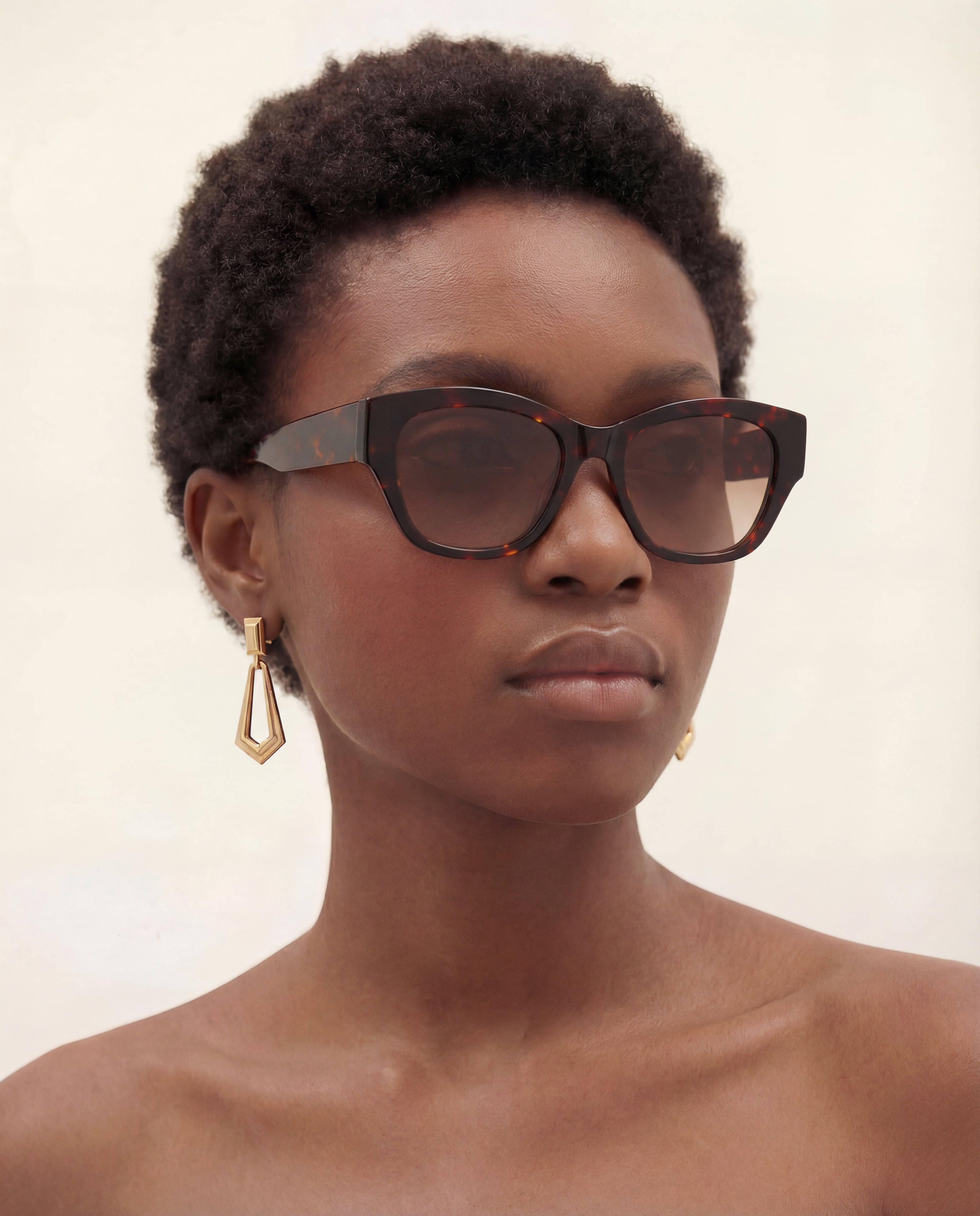 Lunettes de soleil Chloe Ecaille — monture oversize, portées par une femme