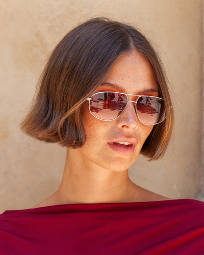 Lunettes de soleil Franck Silver — monture aviateur, portées par une femme