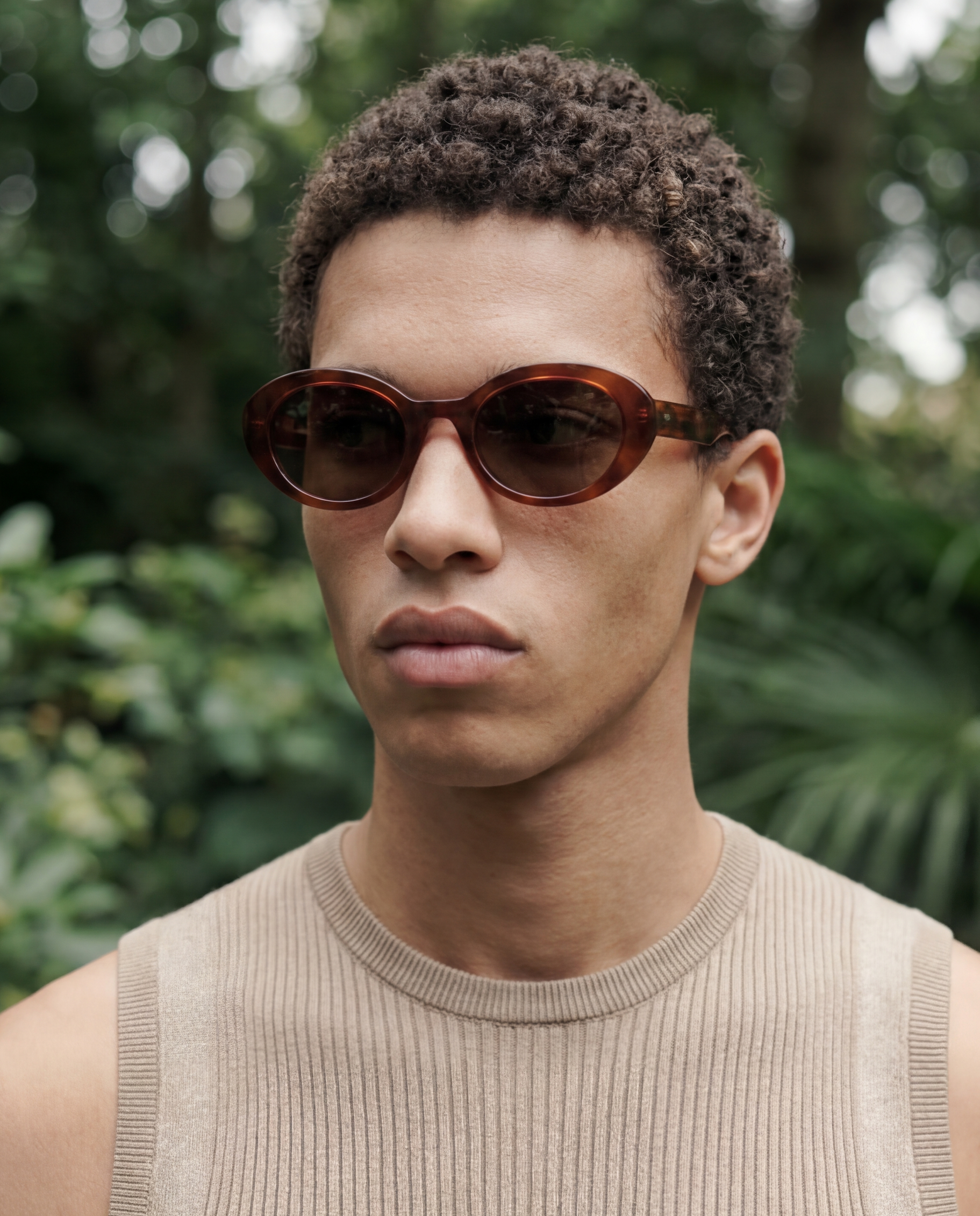 Lunettes de soleil Sienna Ecaille — monture ovale, portées par un homme