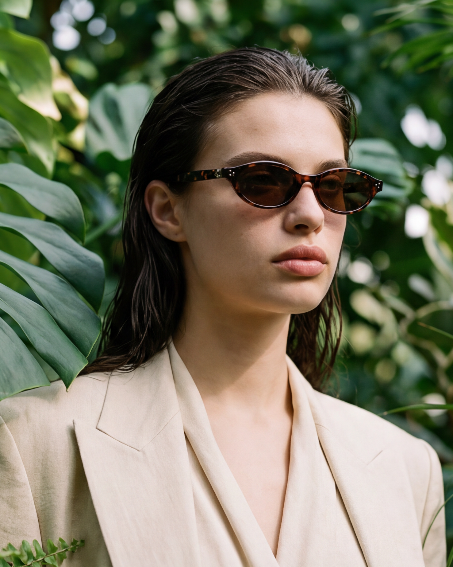Lunettes de soleil Anastasia Ecaille — monture ovale, portées par une femme