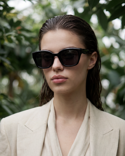 Lunettes de soleil Paola Noir — monture pantos, portées par une femme