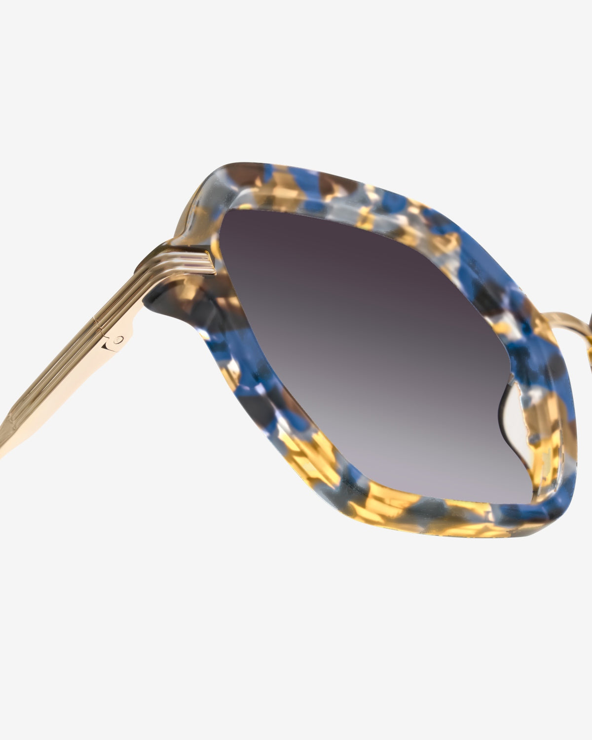 Gros plan sur la charnière des lunettes de soleil Gisele Ecaille Bleu