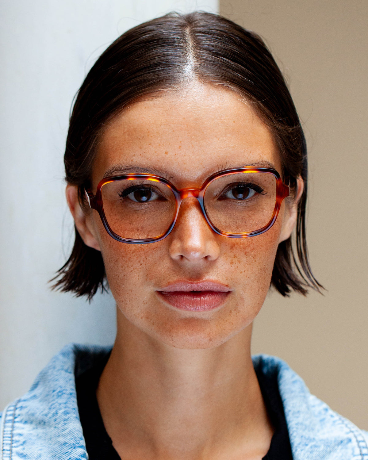 Lunettes de vue Sidonie Ecaille — monture ronde, portées par une femme
