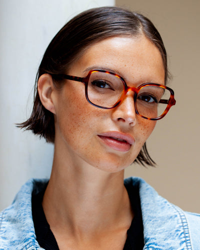 Lunettes de vue Sidonie Ecaille — monture ronde, portées par une femme