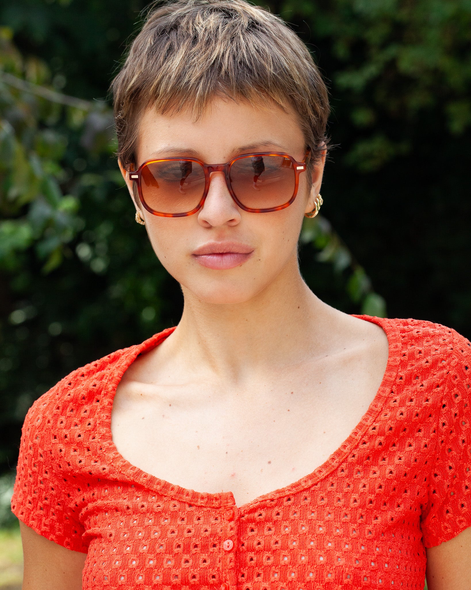 Lunettes de soleil Lupin Ecaille clair — monture rectangulaire, portées par une femme