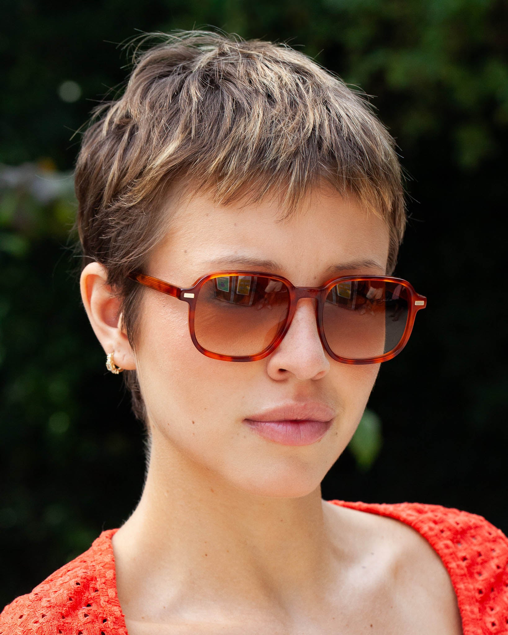 Lunettes de soleil Lupin Ecaille clair — monture rectangulaire, portées par une femme