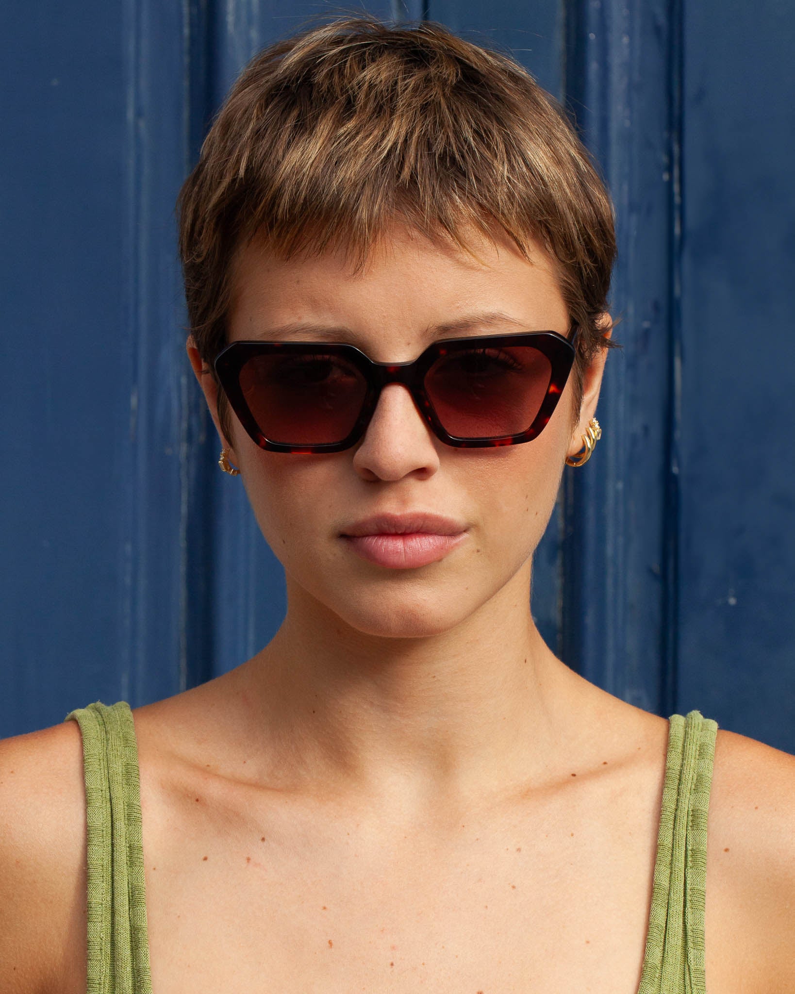 Lunettes de soleil Alex.L Écaille — monture oversize, portées par une femme