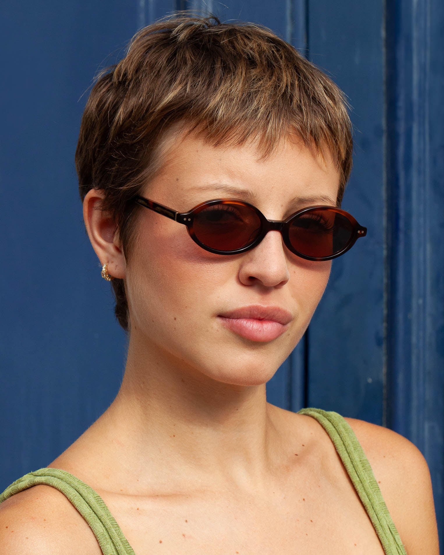 Lunettes de soleil Dolores Écaille — monture ovale, portées par une femme