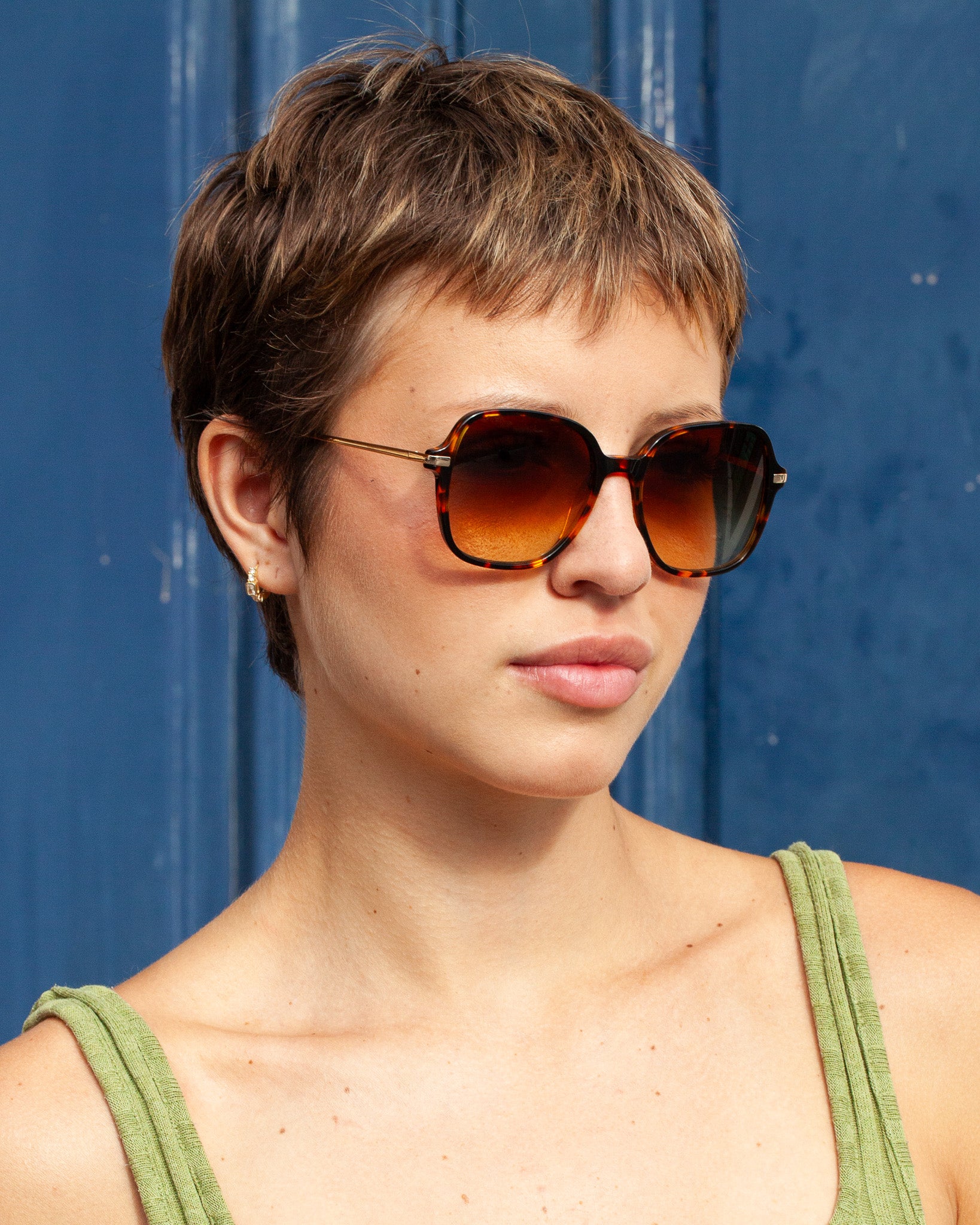 Lunettes de soleil Annie.J Écaille — monture oversize, portées par une femme