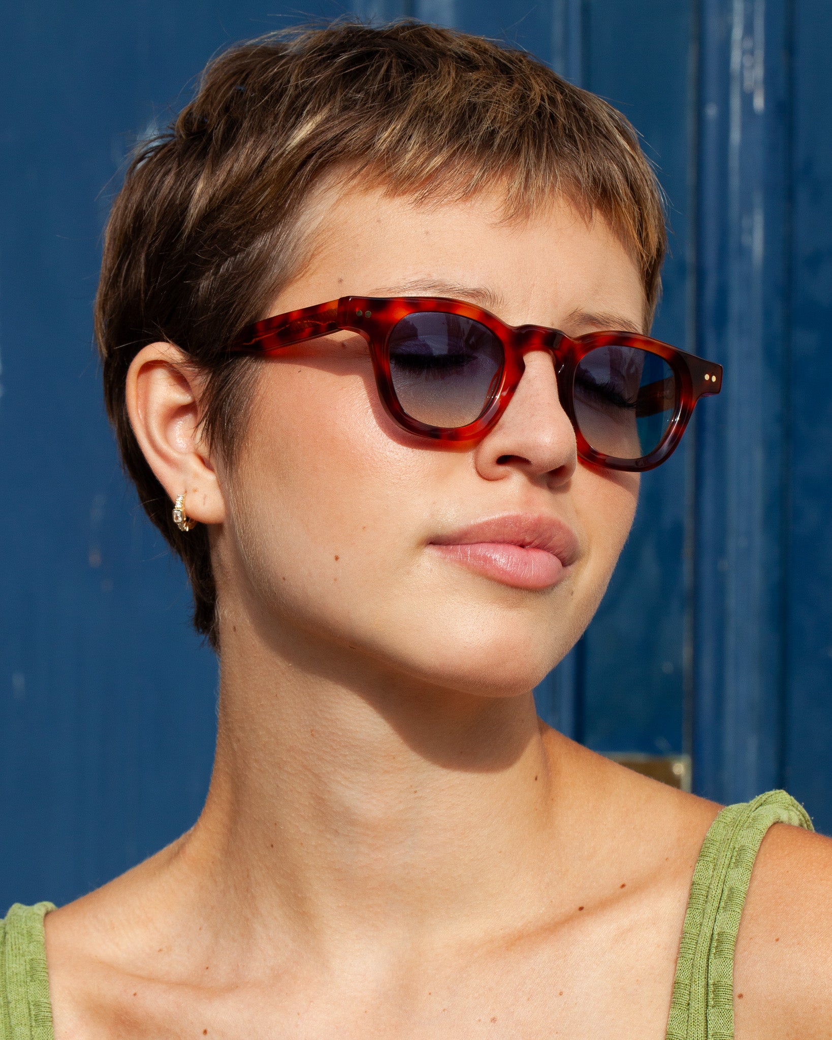 Lunettes de soleil Bruce Ecaille — monture carré, portées par une femme