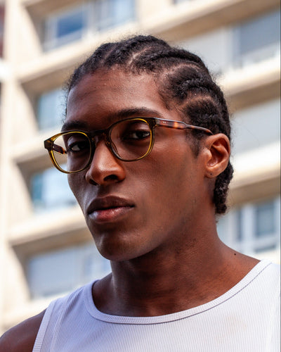 Lunettes de vue Marceau Olive — monture ronde, portées par un homme