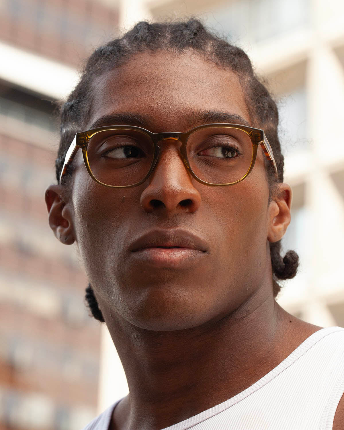 Lunettes de vue Marceau Olive — monture ronde, portées par un homme