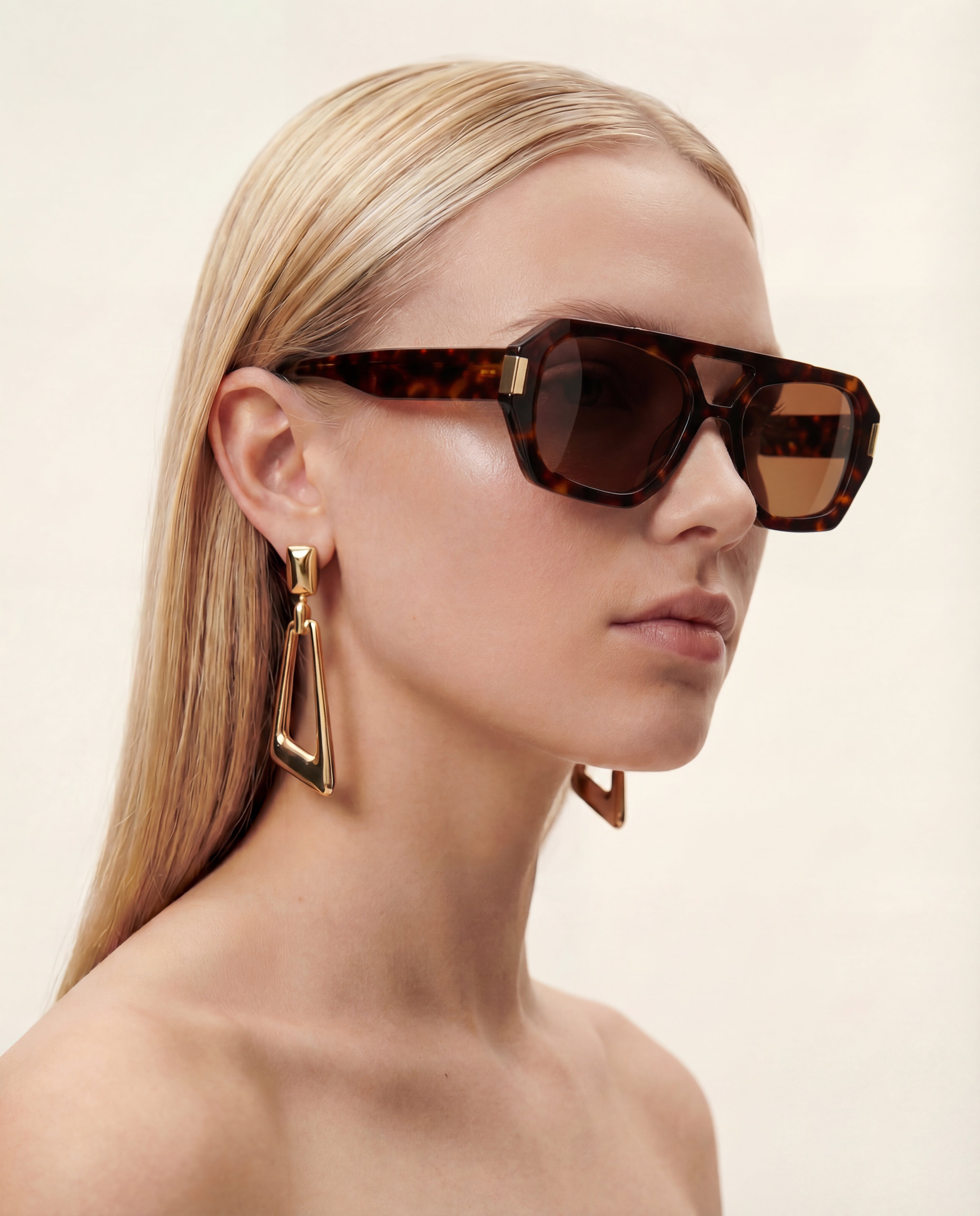 Lunettes de soleil Jenna Ecaille — monture oversize, portées par une femme