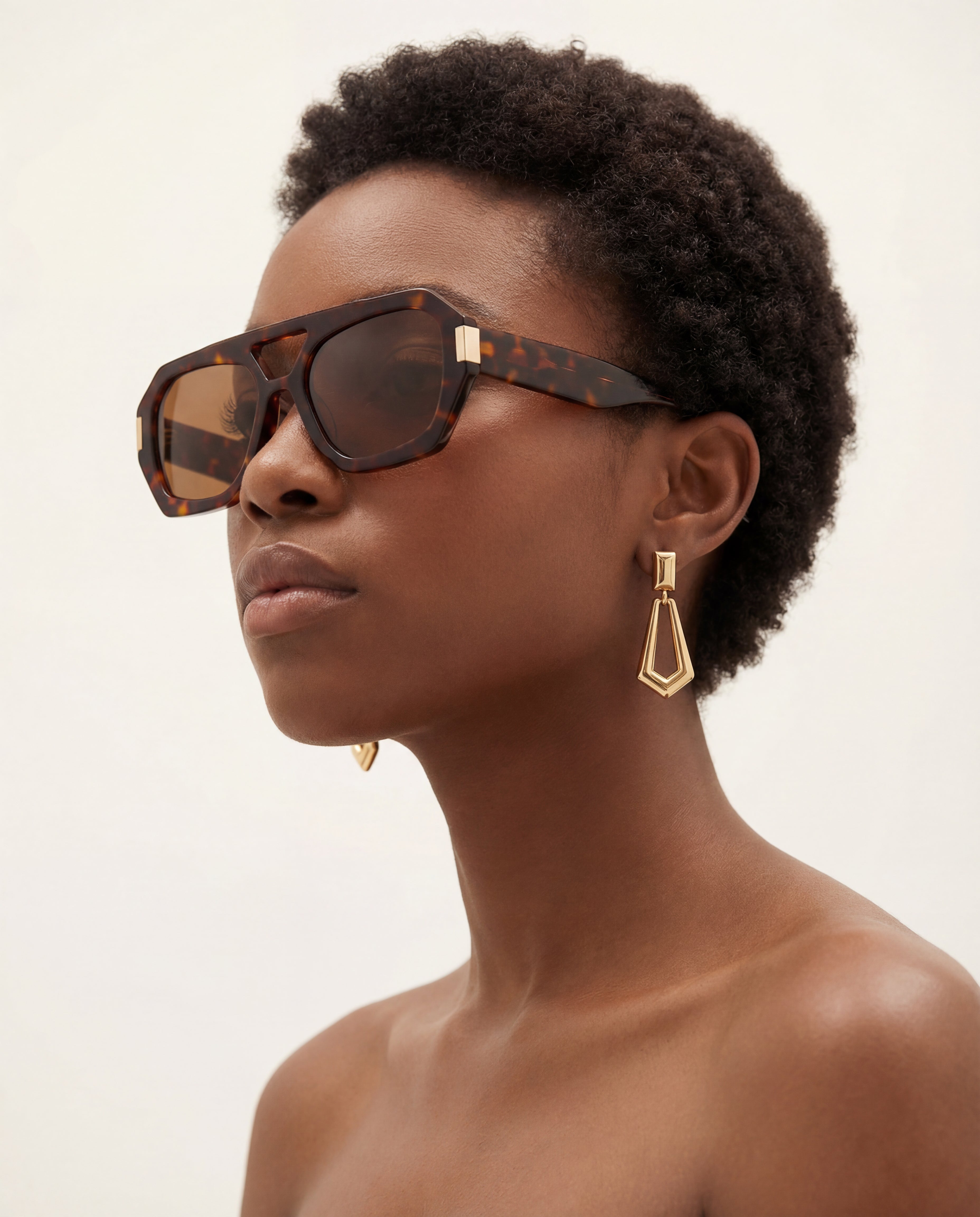 Lunettes de soleil Jenna Ecaille — monture oversize, portées par une femme