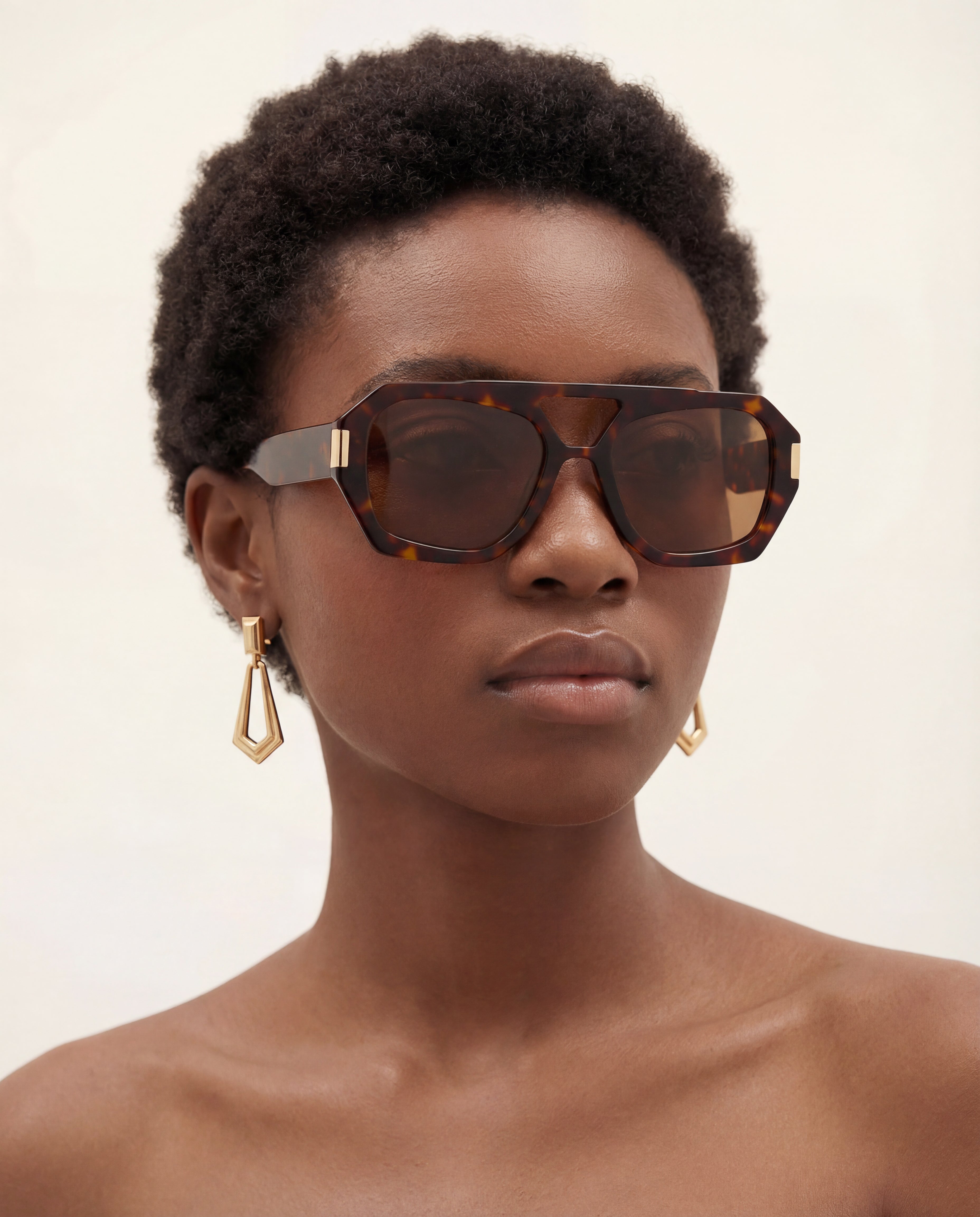 Lunettes de soleil Jenna Ecaille — monture oversize, portées par une femme