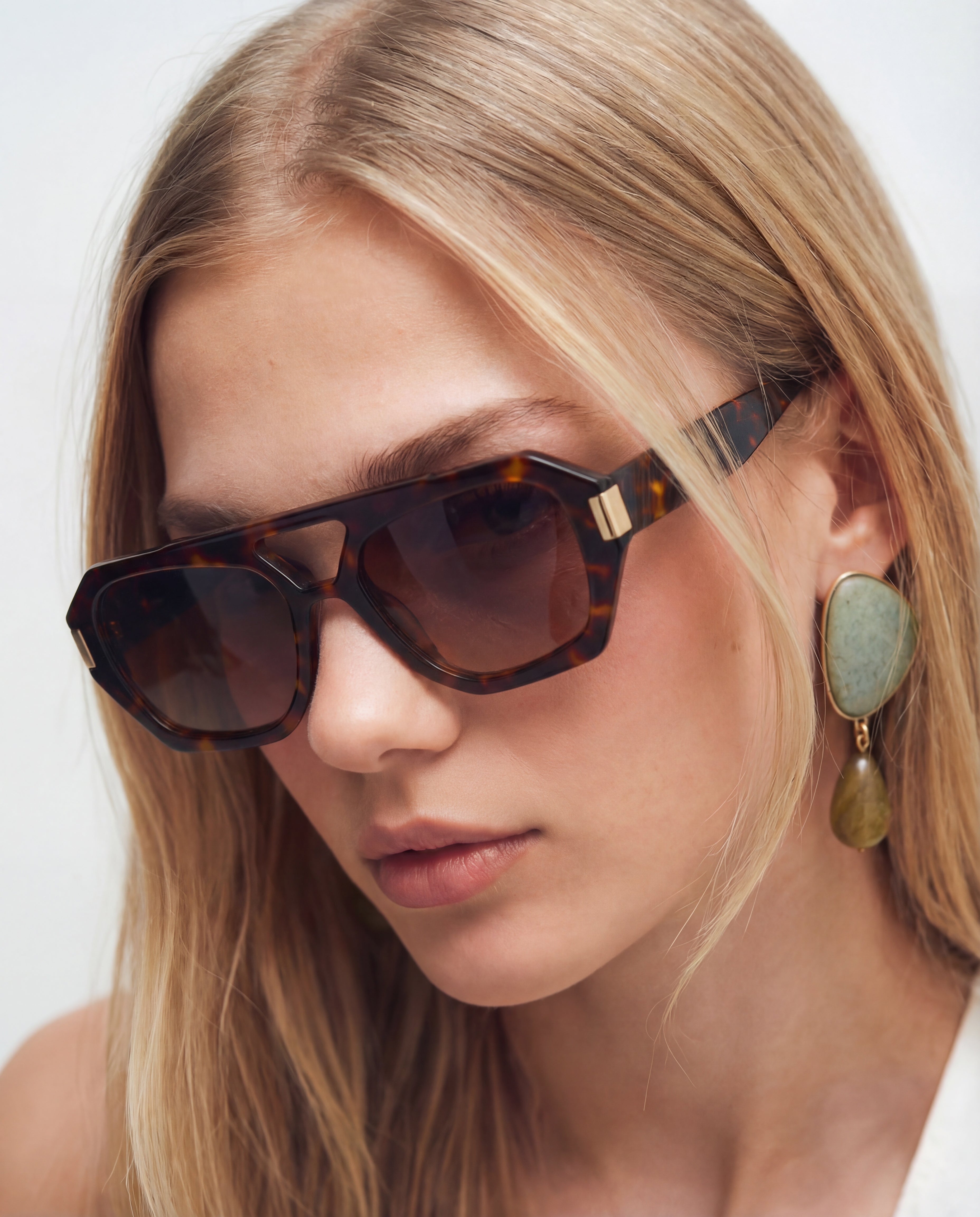 Lunettes de soleil Jenna Ecaille — monture oversize, portées par une femme