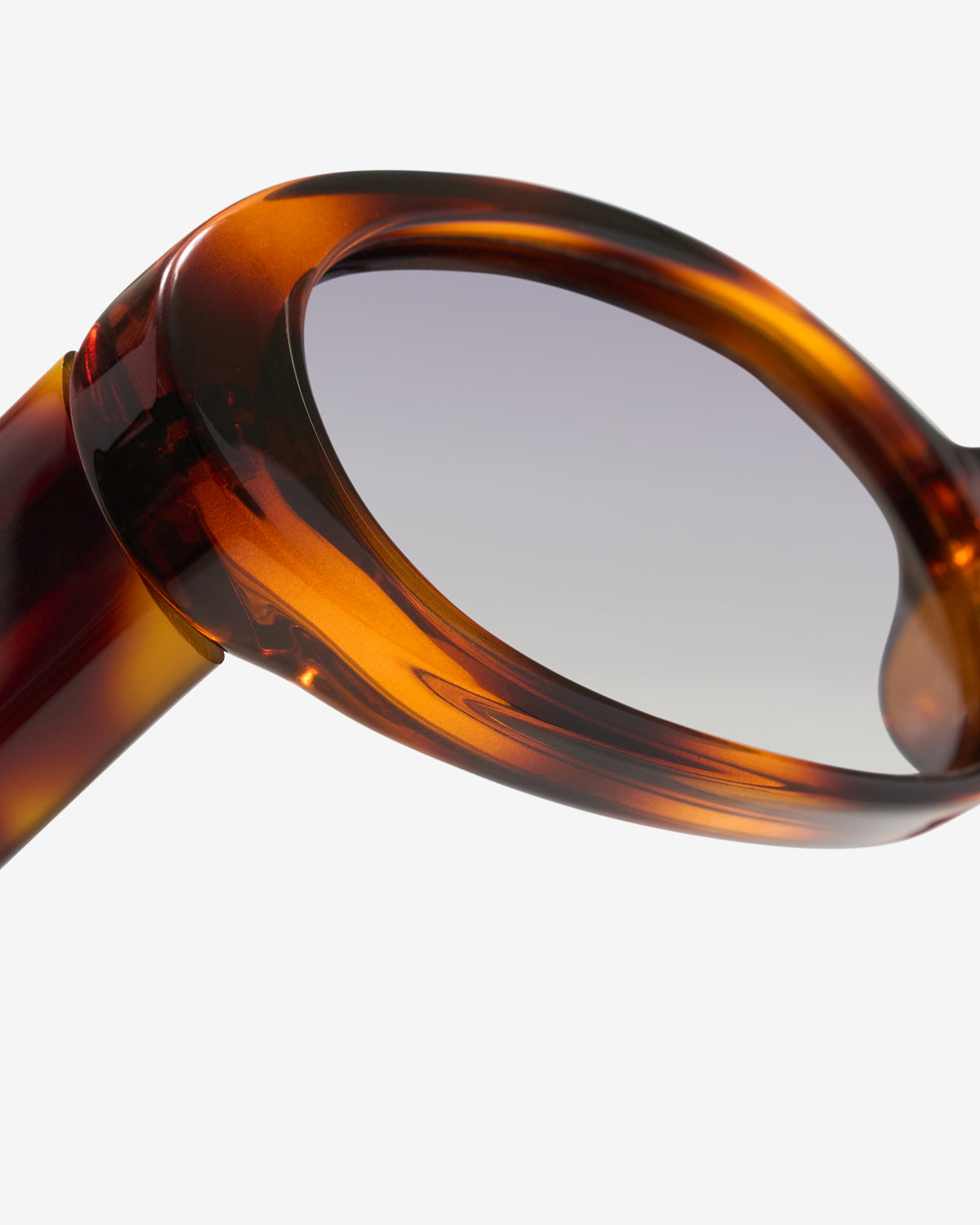 Gros plan sur la monture ovale acétate des lunettes de soleil Klea Ecaille