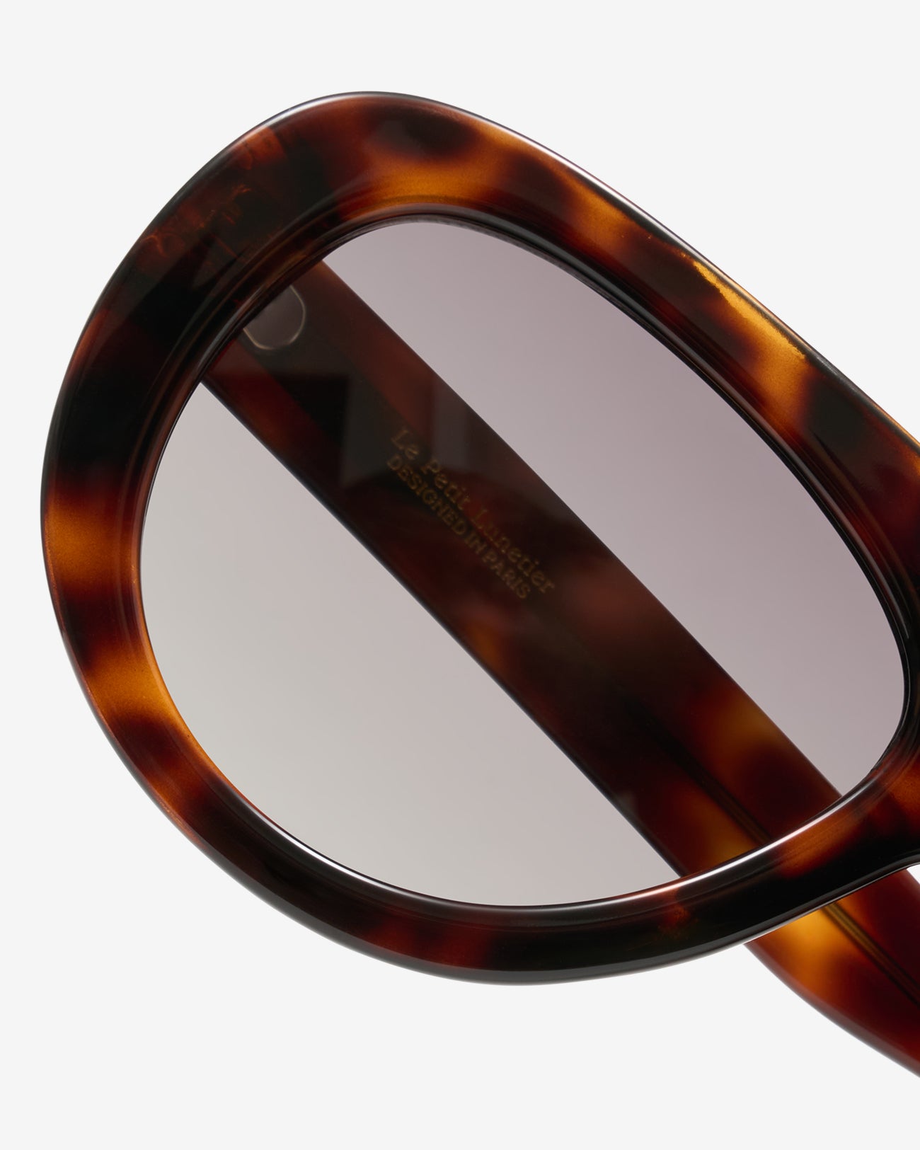 Gros plan sur la monture ovale acétate des lunettes de soleil Gloria Ecaille