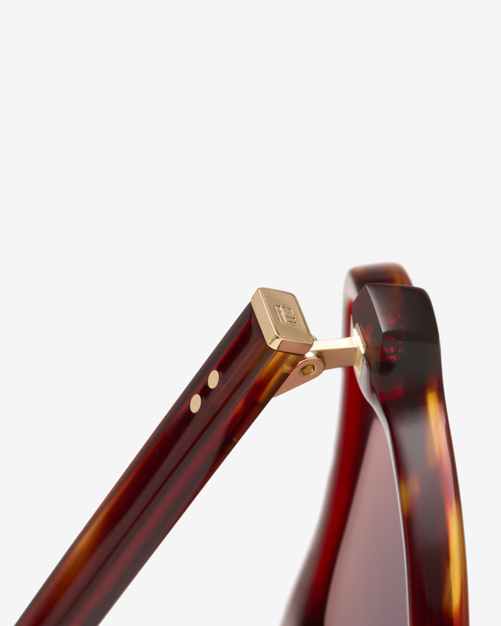 Gros plan sur la monture aviateur acétate des lunettes de soleil Lewis Ecaille Rouge