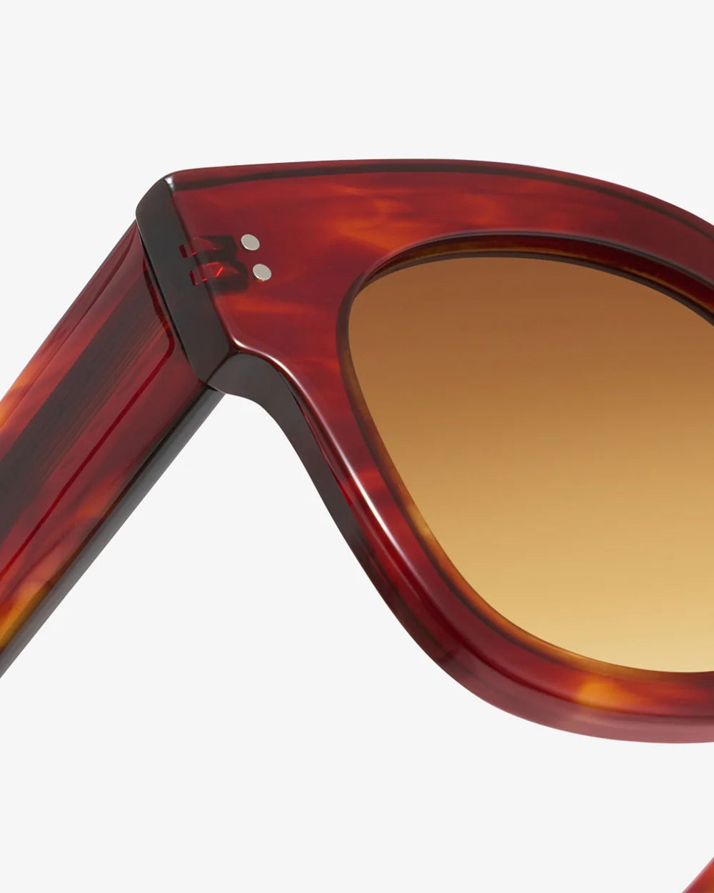 Gros plan sur la monture oversize acétate des lunettes de soleil Liza Ecaille Rouge