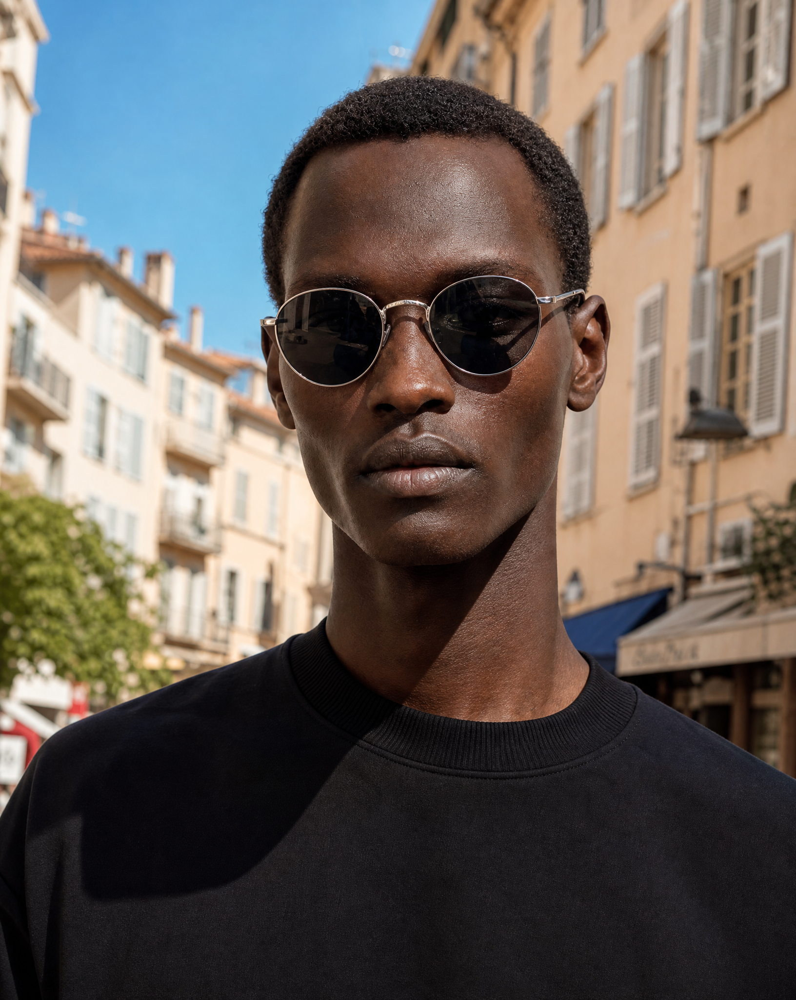 Lunettes de soleil Hanna.B Silver — monture ronde, portées par un homme