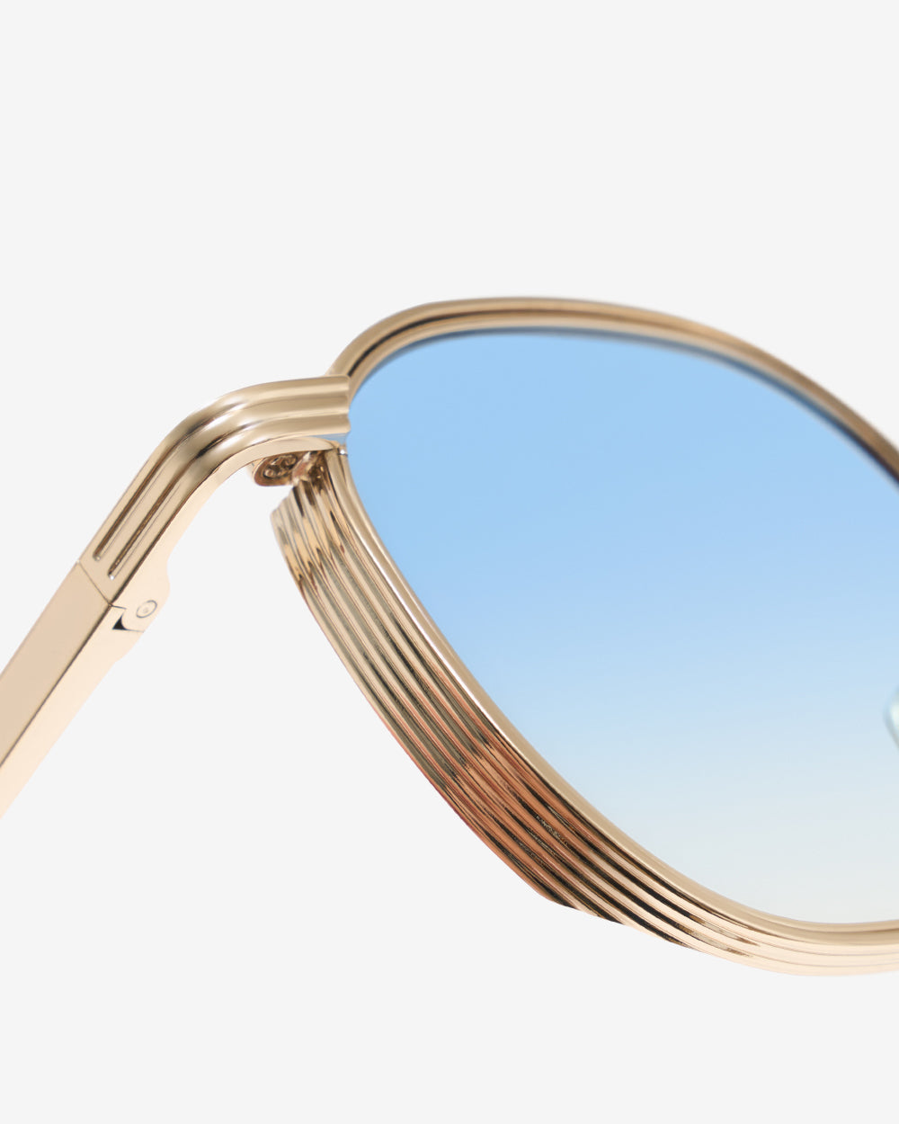 Gros plan sur la monture hexagonale métal des lunettes de soleil Rick Gold