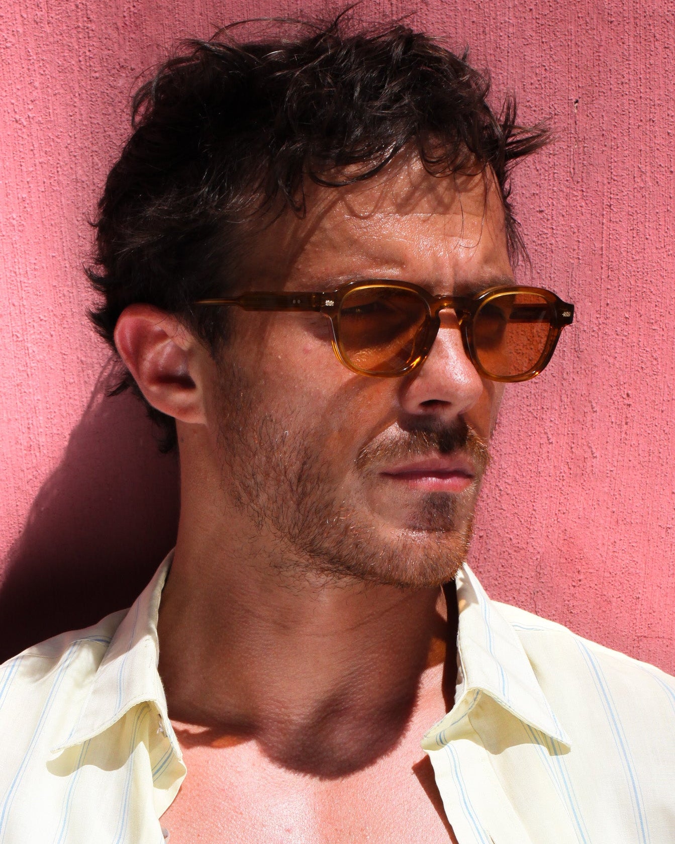 Lunettes de soleil Harold Miel — monture pantos, portées par un homme