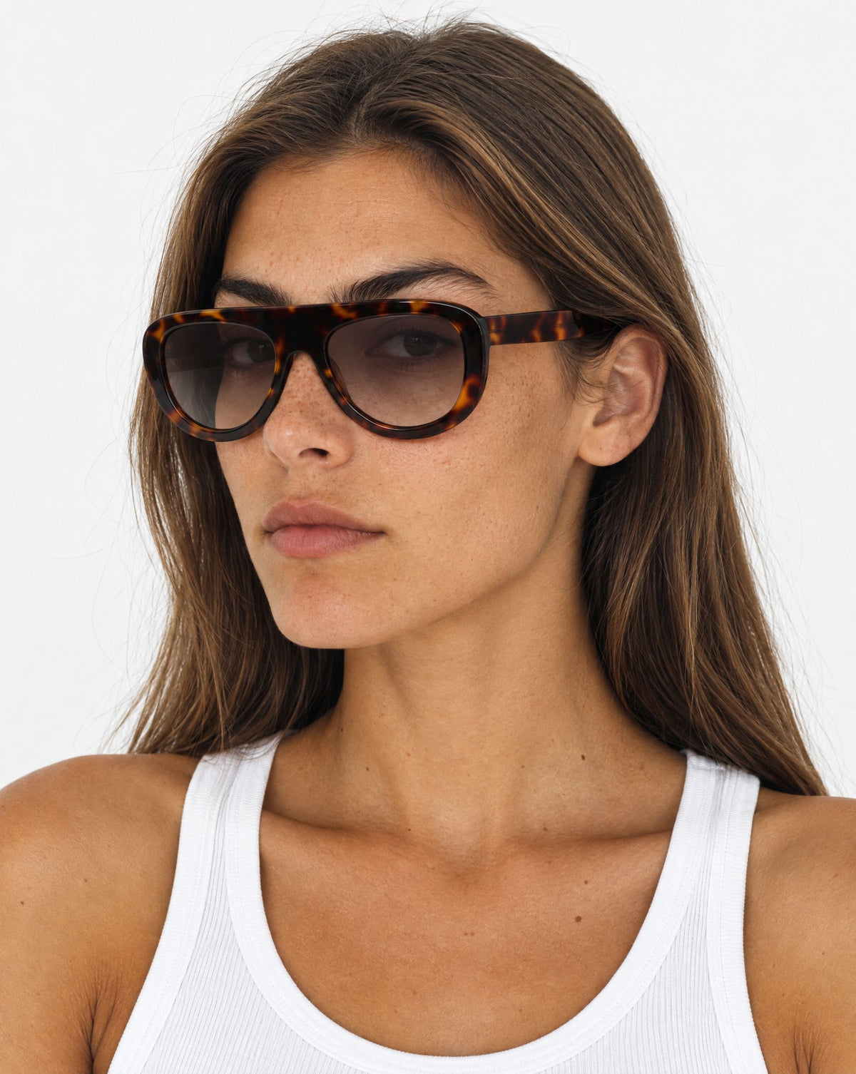 Lunettes de soleil Gloria Ecaille portées par une femme, vue de trois-quarts