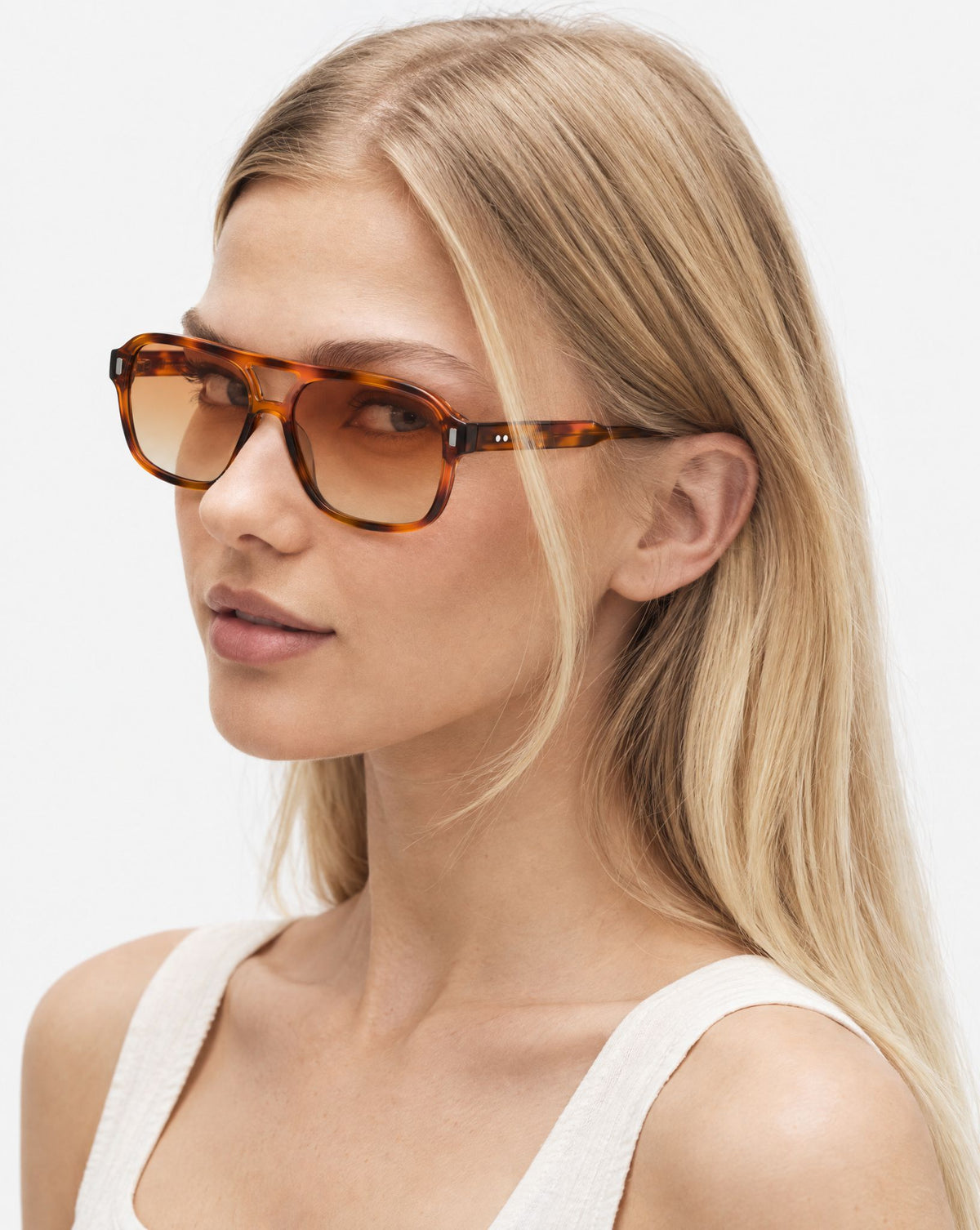 Lunettes de soleil Keanu Ecaille portées par une femme, vue de trois-quarts