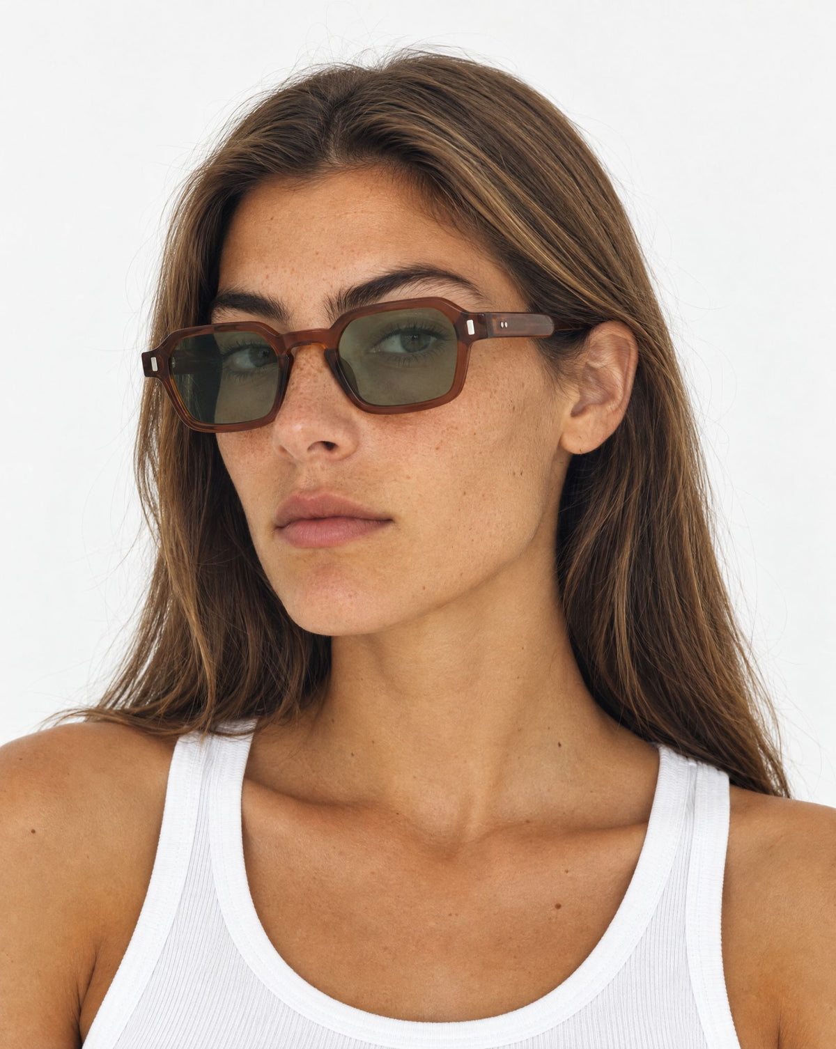 Lunettes de soleil Graham Marron portées par une femme, vue de trois-quarts