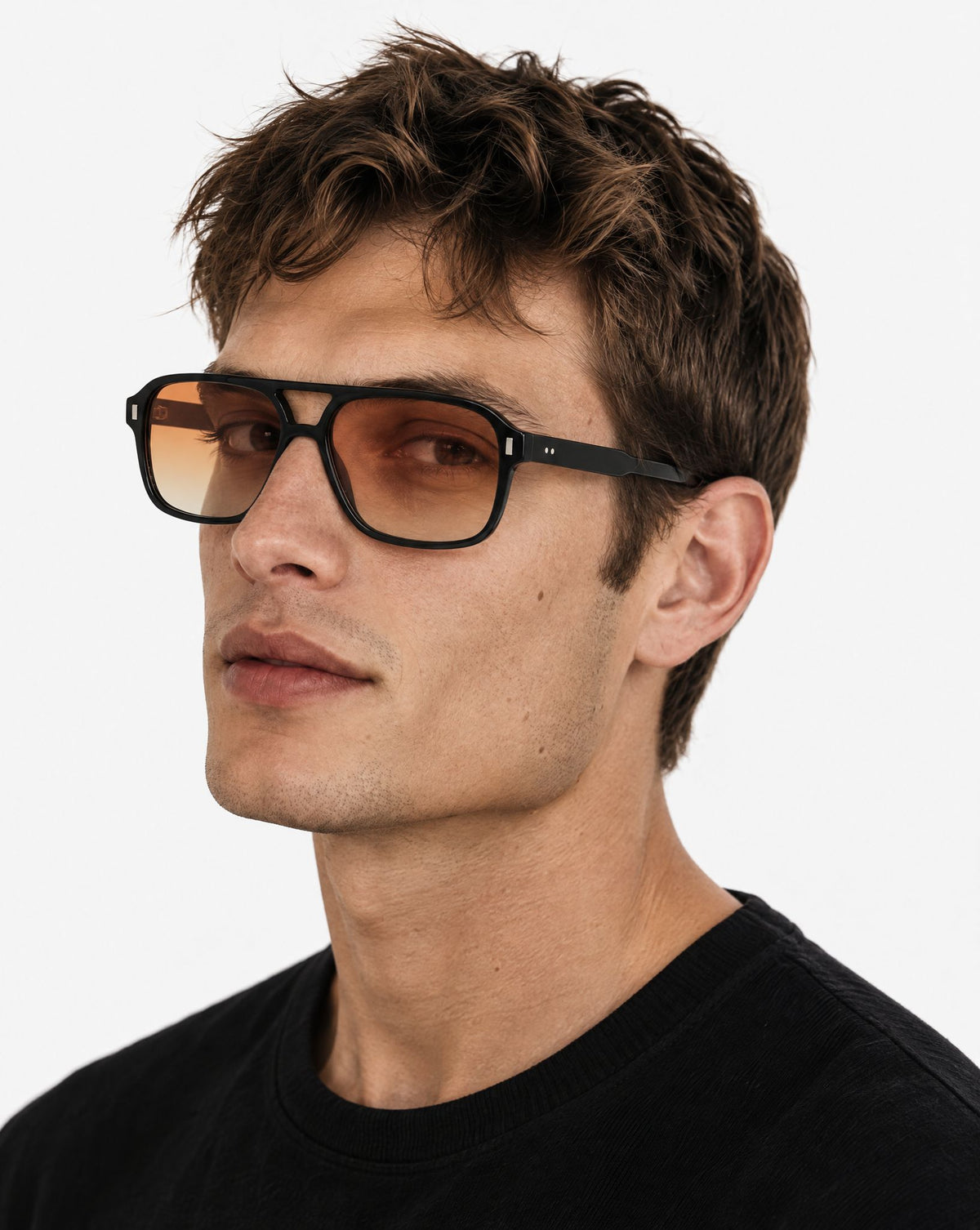 Lunettes de soleil Keanu Noir portées par un homme, vue de trois-quarts
