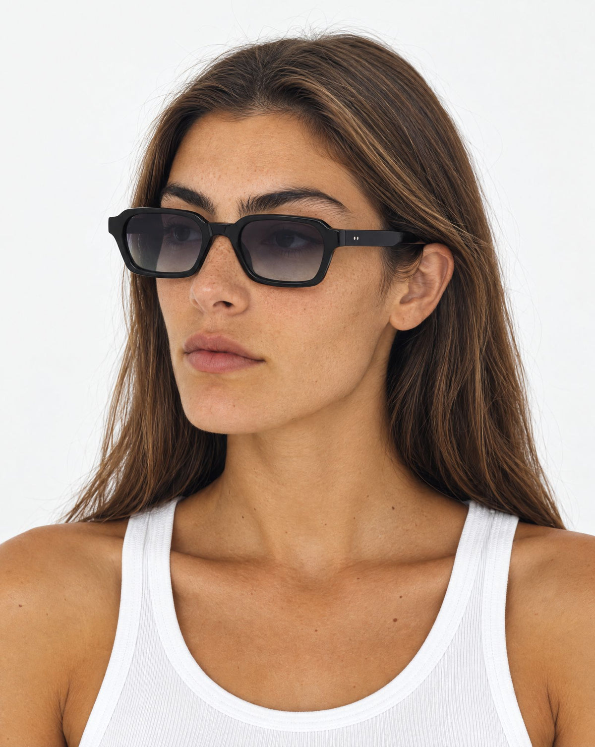 Lunettes de soleil Zava Noir portées par une femme, vue de trois-quarts