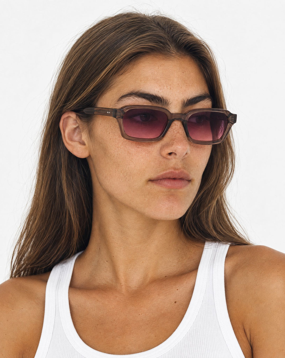 Lunettes de soleil Zava Marron portées par une femme, vue de trois-quarts