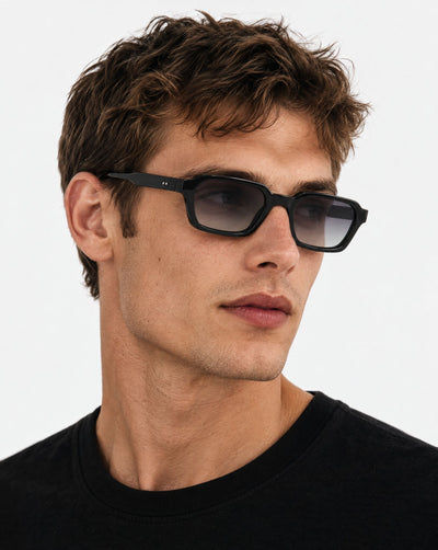 Lunettes de soleil Zava Noir portées par un homme, vue de trois-quarts