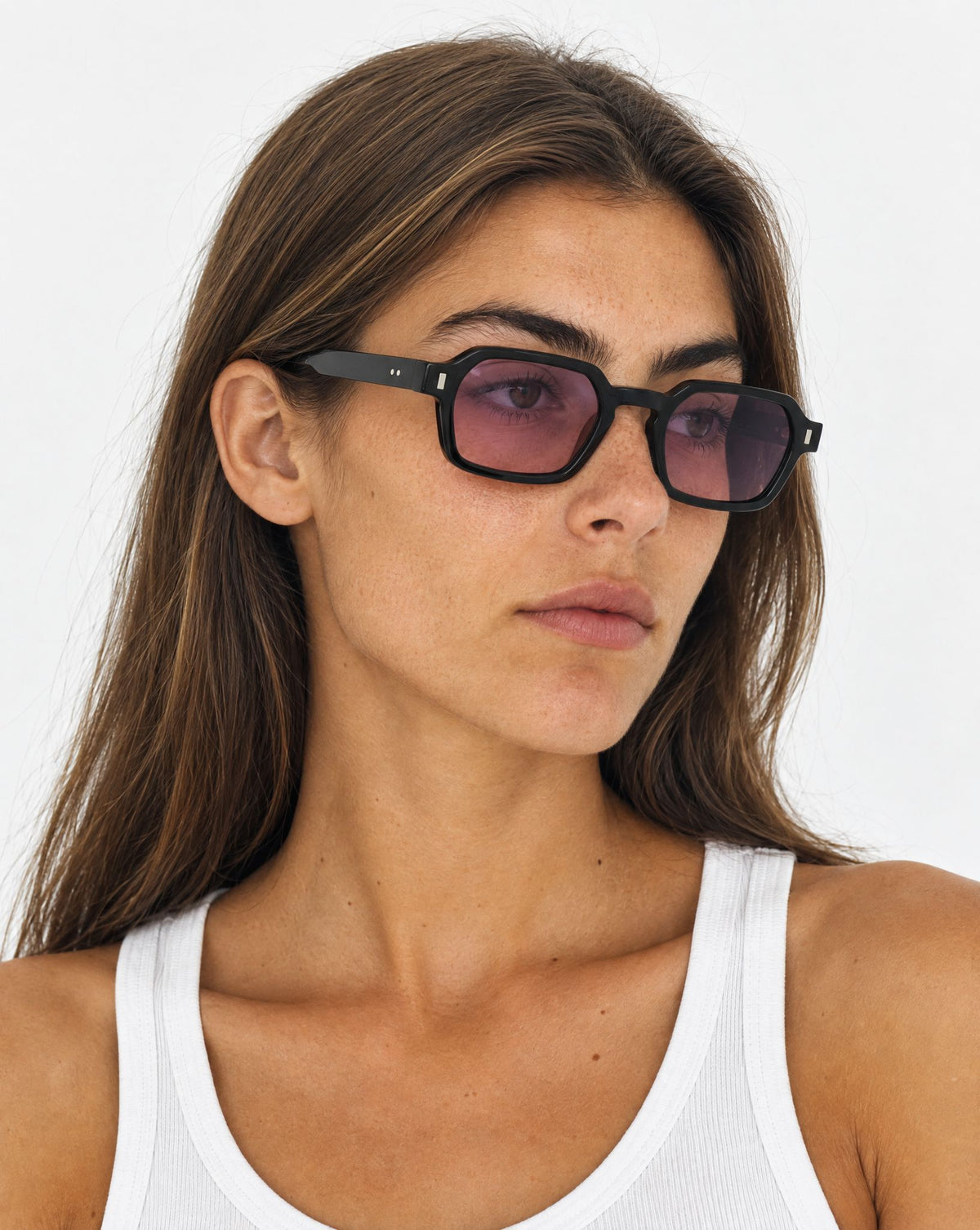 Lunettes de soleil Graham Noir portées par une femme, vue de trois-quarts