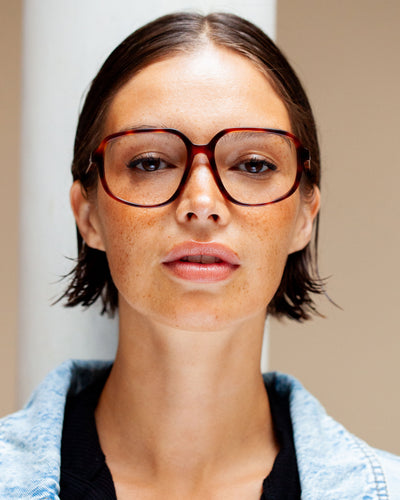 Lunettes de vue Iris Ecaille — monture ronde, portées par une femme