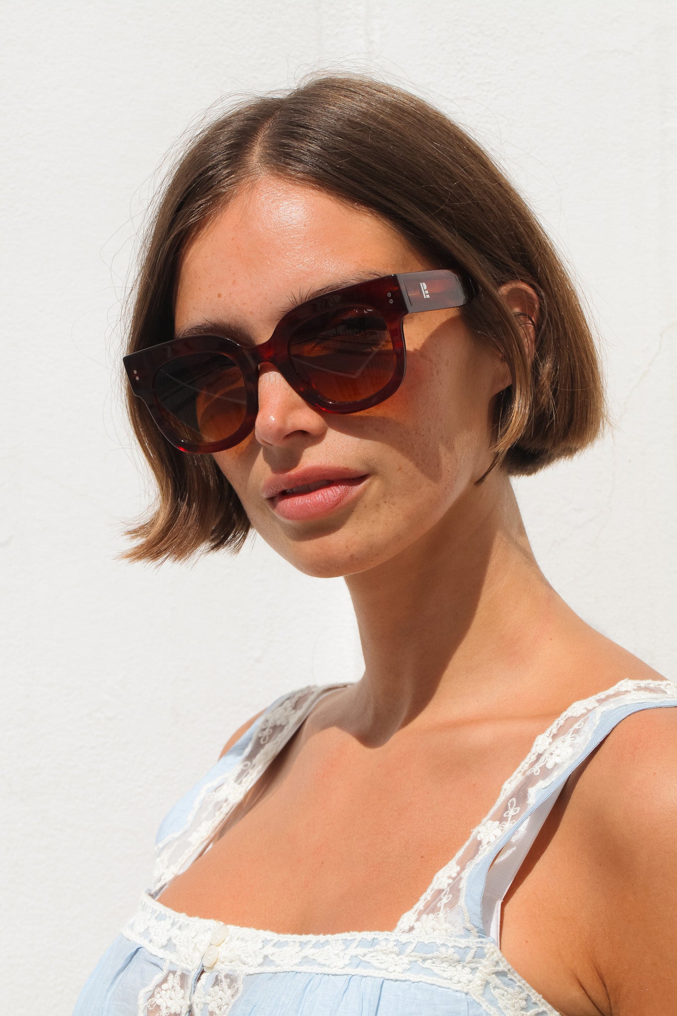 Lunettes de soleil Liza Ecaille Rouge — monture oversize, portées par une femme