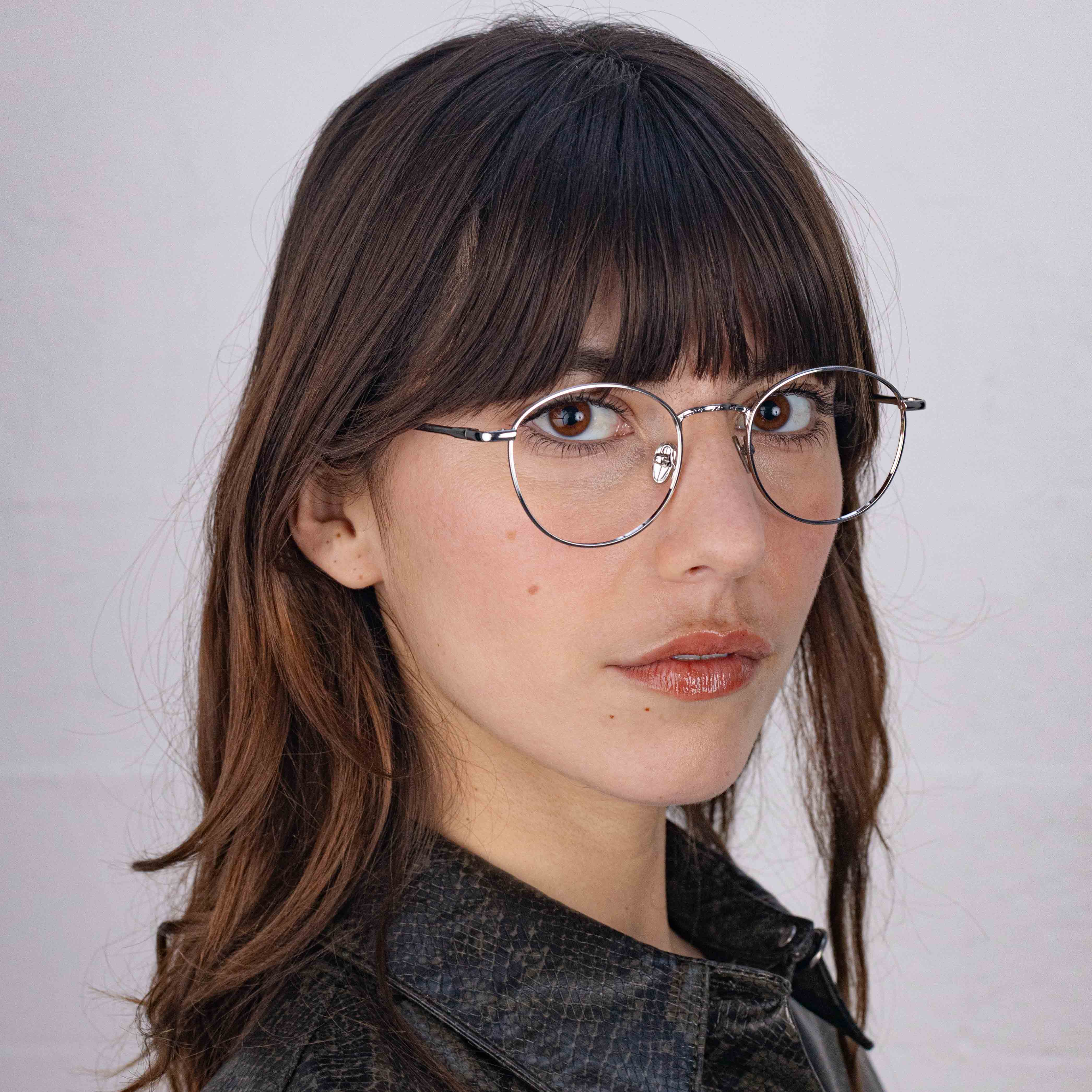 Femme de plus de 40 ans portant des lunettes de vue rondes Le Petit Lunetier