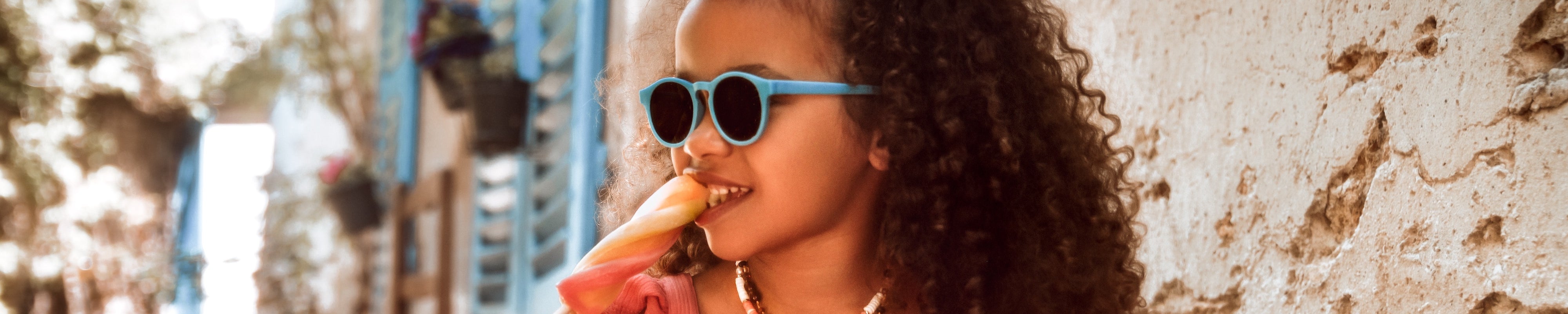 Lunettes de soleil pour enfant : des montures adaptées et tendances pour vos petits