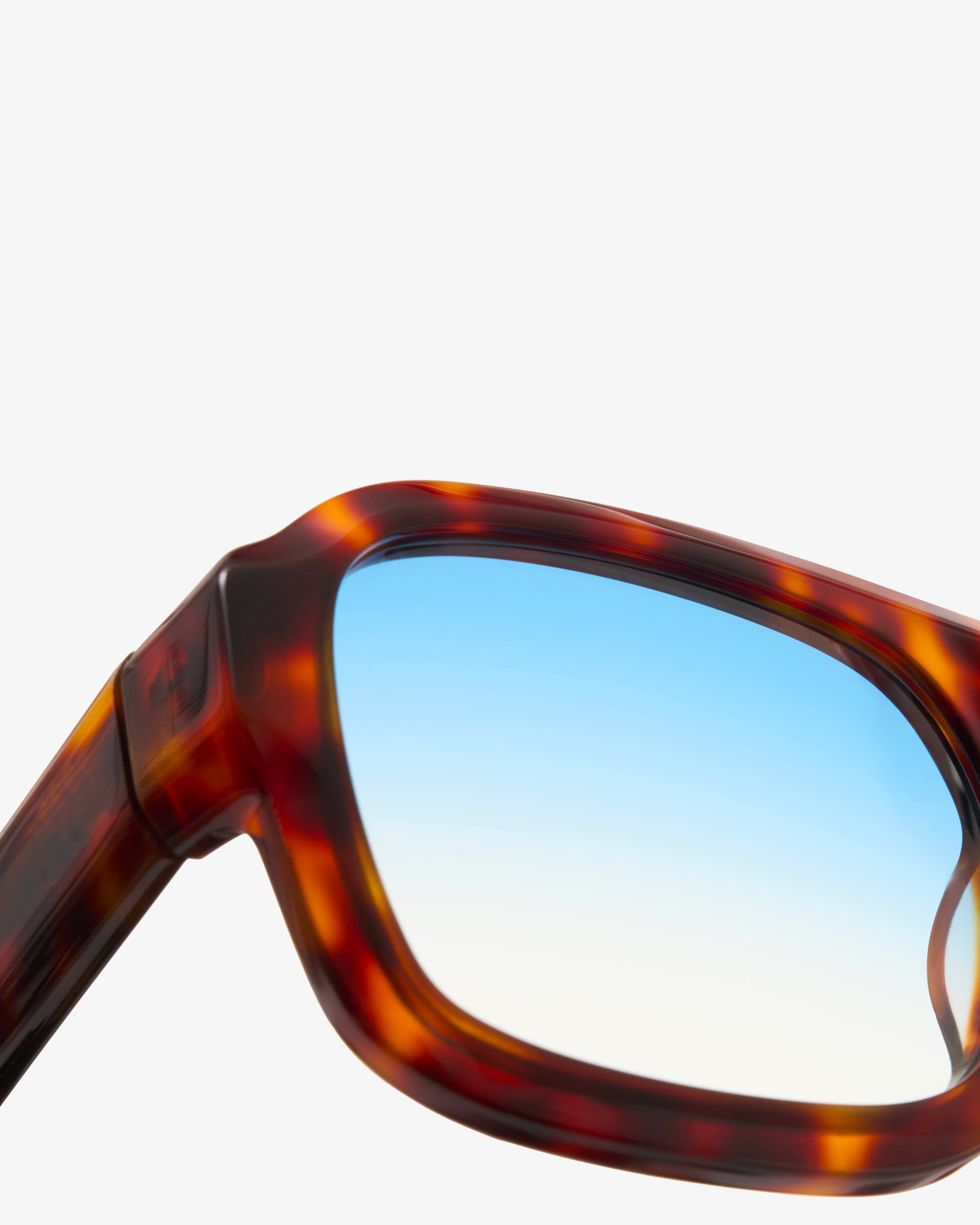 Gros plan sur la monture oversize acétate des lunettes de soleil Beaurivage Bleu Ecaille