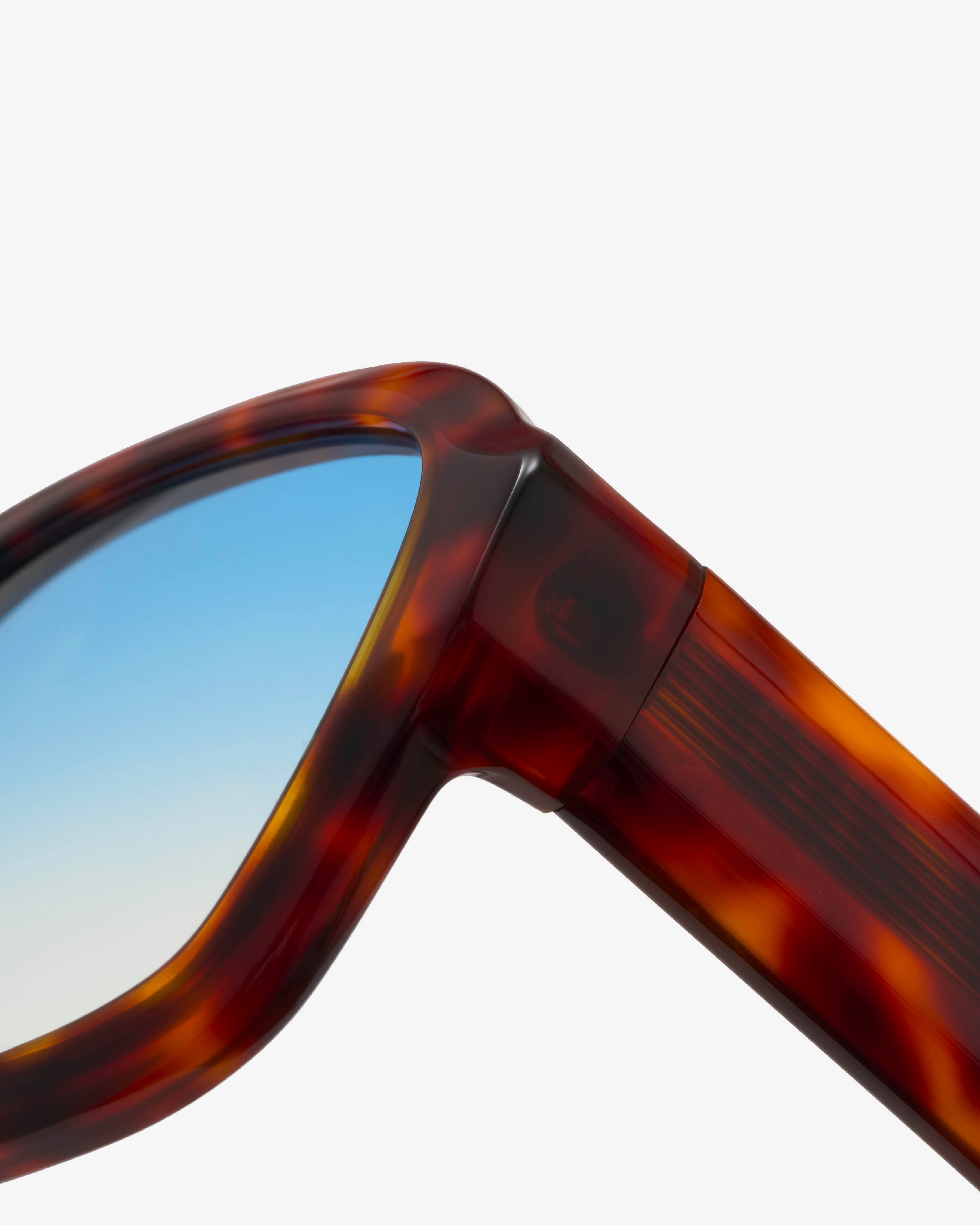 Gros plan sur la monture oversize acétate des lunettes de soleil Beaurivage Bleu Ecaille
