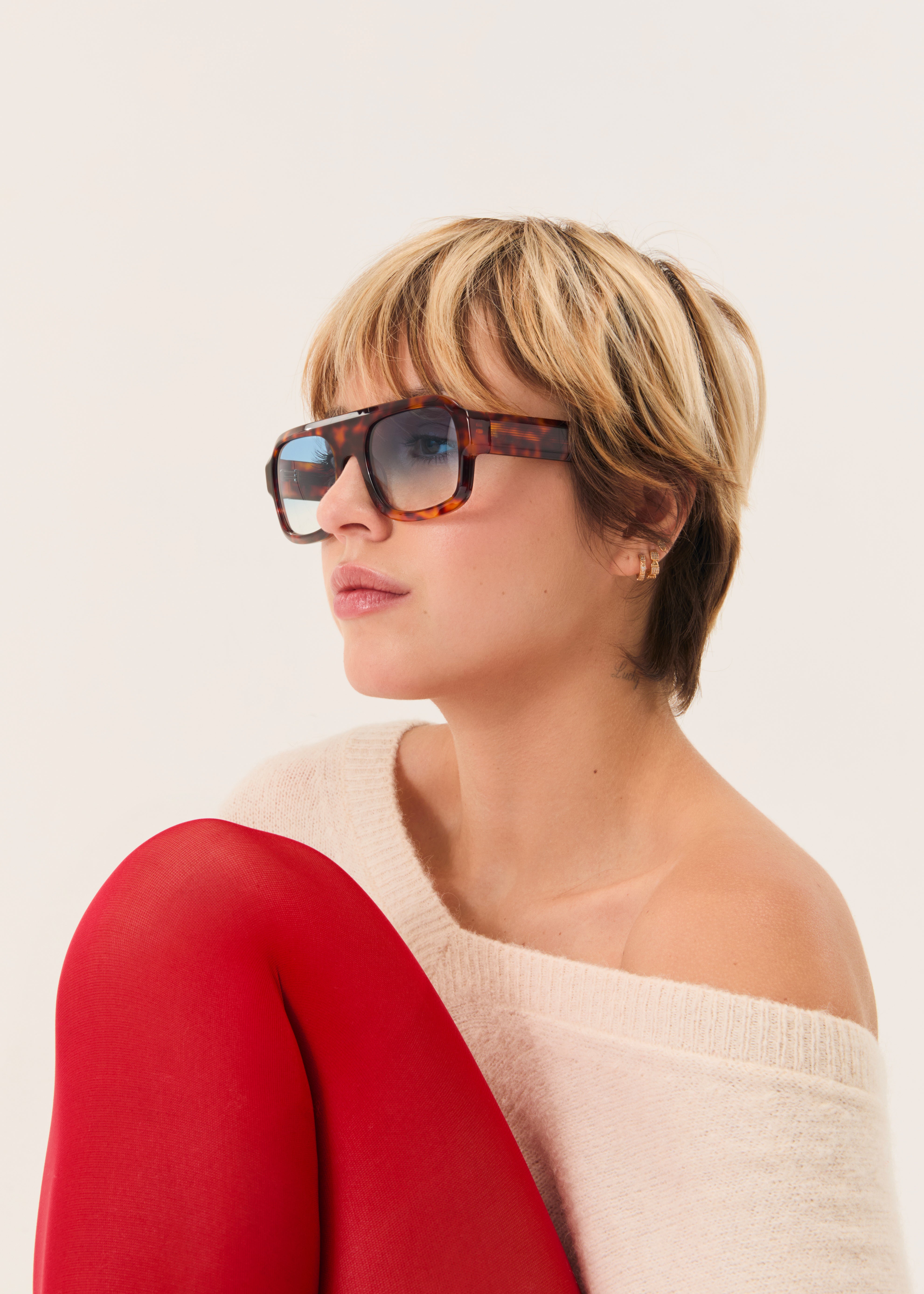 Lunettes de soleil Beaurivage Bleu Ecaille — monture oversize, portées par une femme