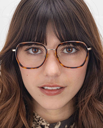 Lunettes de vue Nora.A Écaille — monture hexagonale, portées par une femme