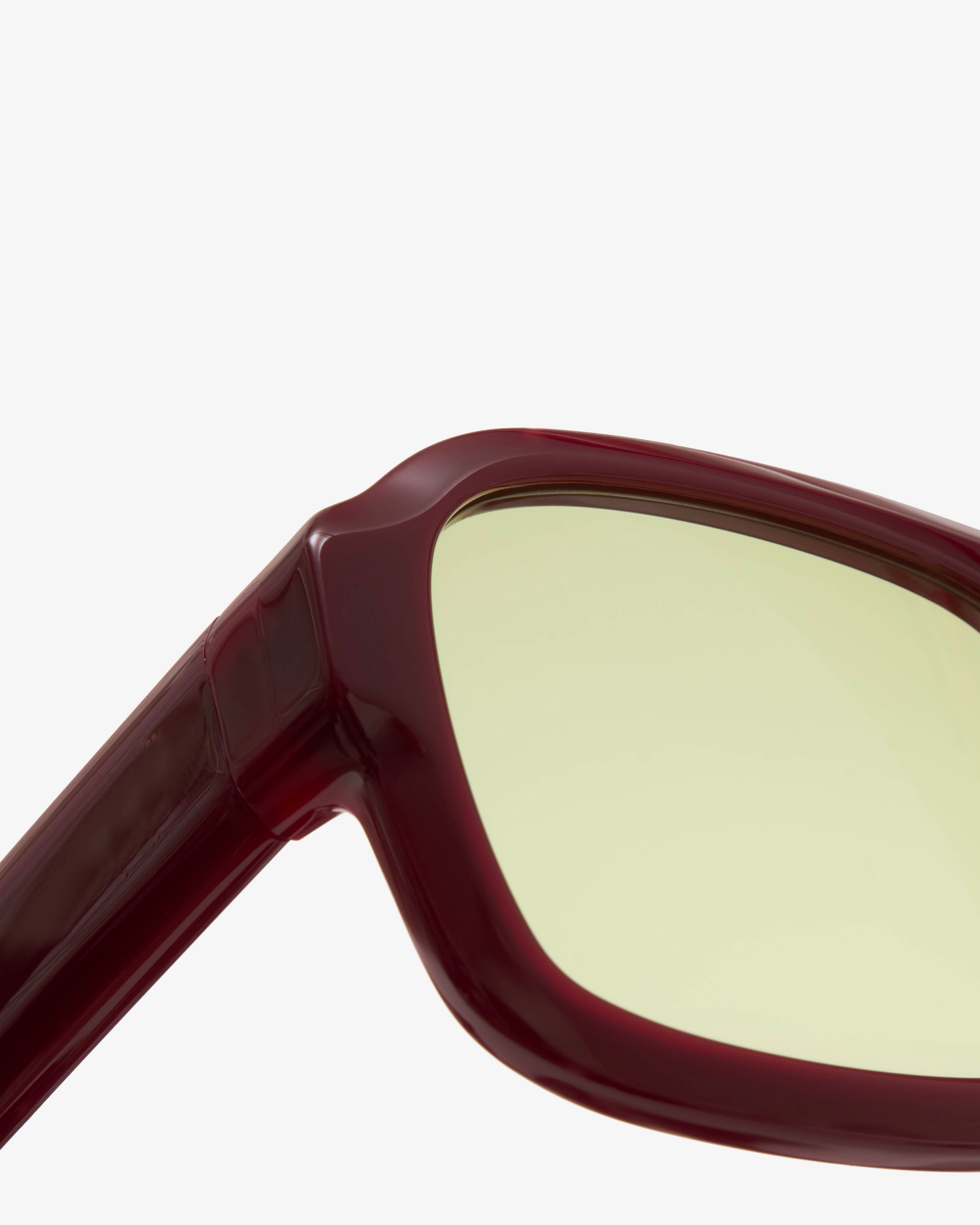 Gros plan sur la monture oversize acétate des lunettes de soleil Beaurivage Grenat