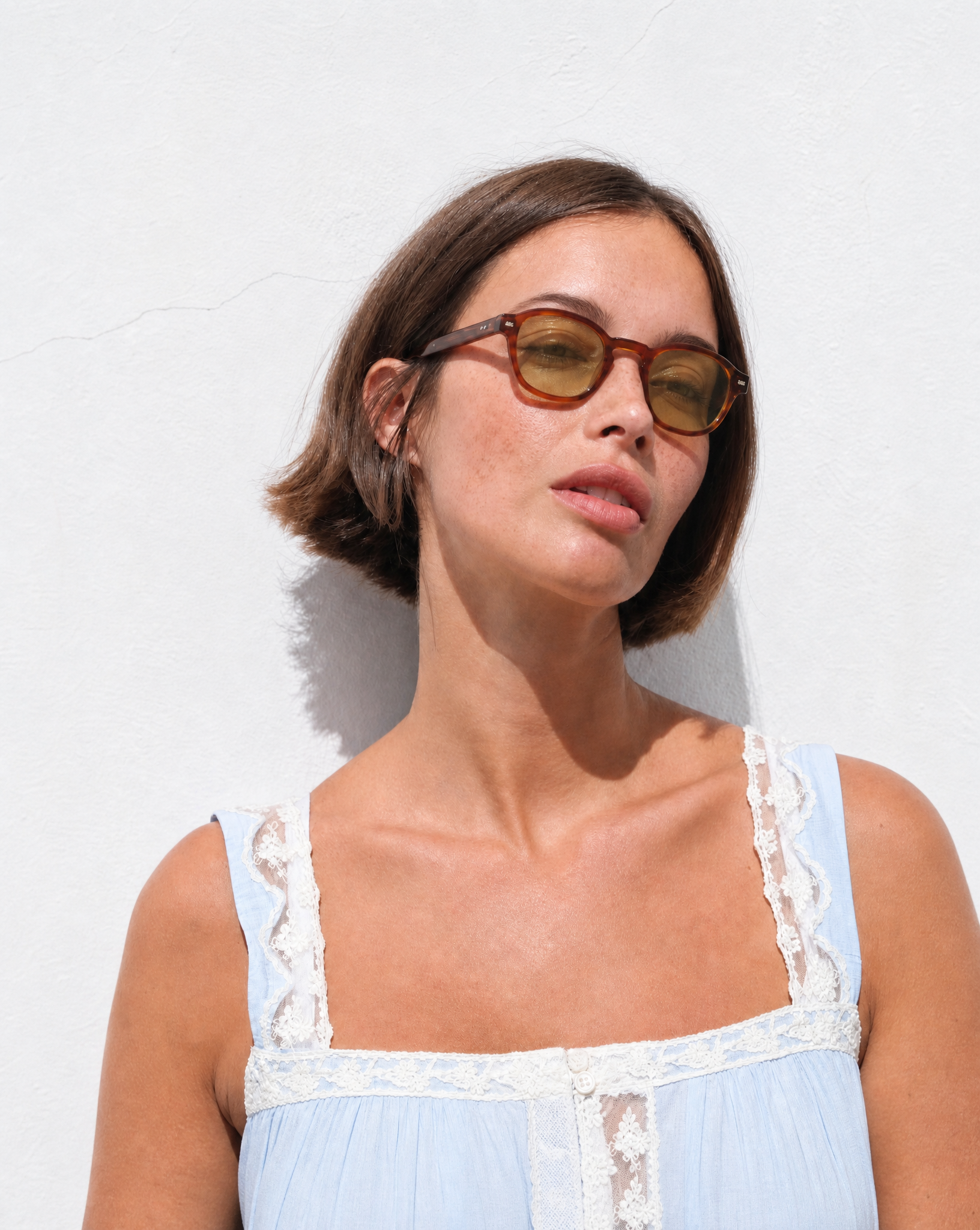 Lunettes de soleil Harold Acajou — monture pantos, portées par une femme